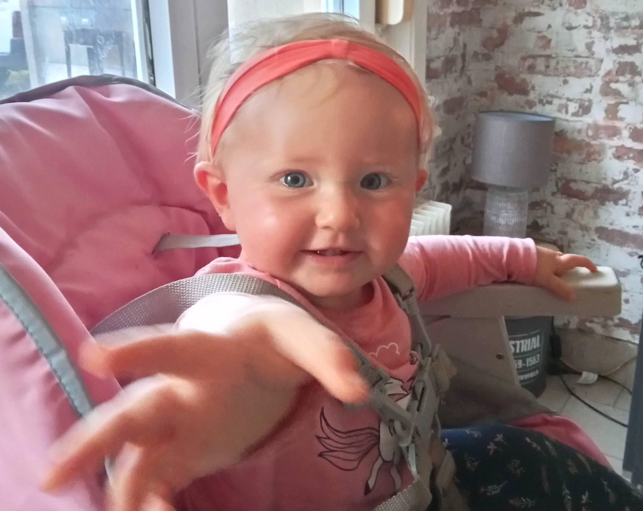 Lyzie a rejoint le concours — aidez-le/la à gagner de superbes lots ! baby, baby_products, baby_safety, baby_toddler_clothing, cheek, chest, child, comfort, eye, eyebrow, finger, fun, happy, joy, person, room, sitting, skin, smile, thumb