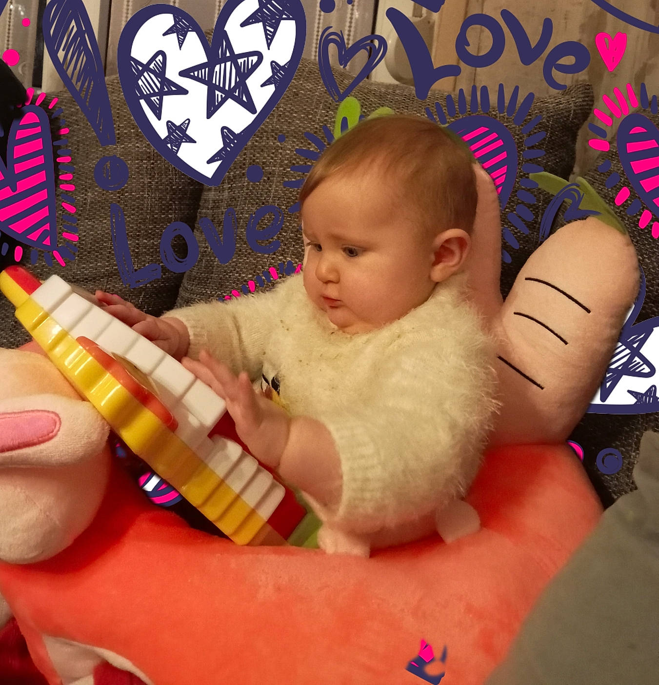 Lyzie a rejoint le concours — aidez-le/la à gagner de superbes lots ! baby, baby_products, baby_toddler_clothing, chair, cheek, child, comfort, face, fun, happy, lap, magenta, organ, person, pink, play, room, sitting, skin, textile