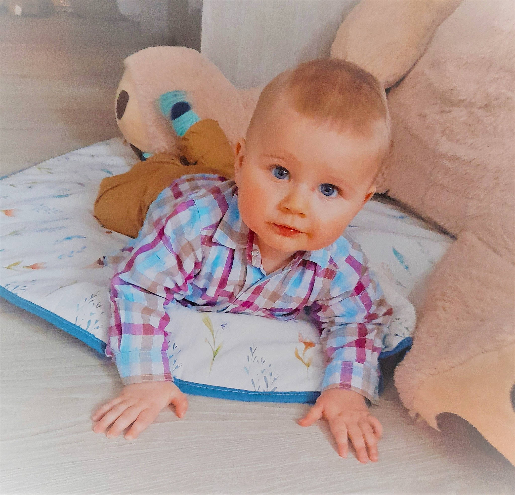 Emile participe au concours pour gagner de l'argent avec cette photo : baby, baby_toddler_clothing, cheek, child, chin, collar, comfort, eye, floor, flooring, hair, human_body, iris, linens, person, skin, sleeve, t_shirt, textile, toddler
