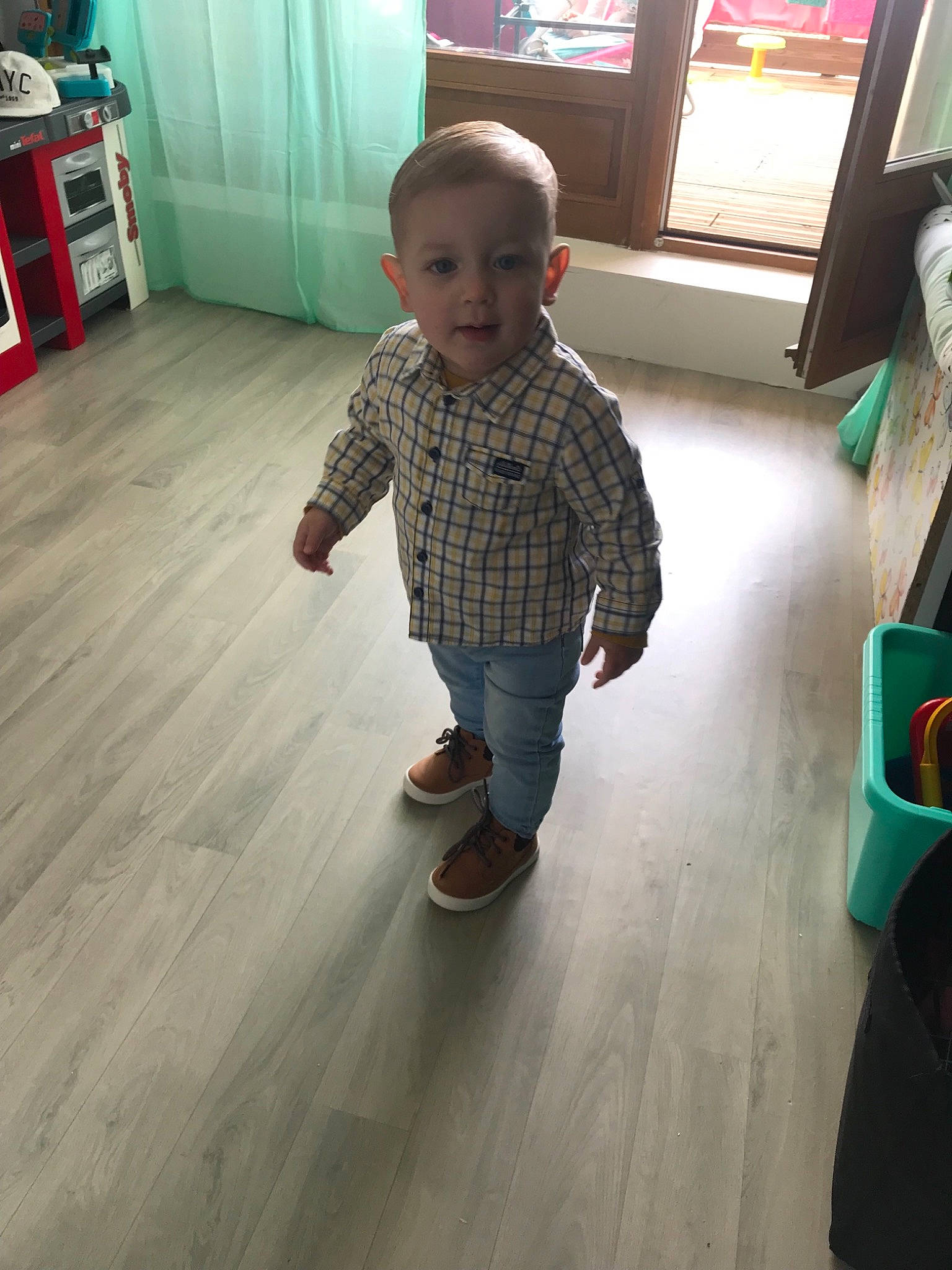 James participe au concours pour gagner de l'argent avec cette photo : child, floor, flooring, fun, hardwood, laminate_flooring, leg, outerwear, person, play, shoe, shoulder, standing, toddler, wood, wood_flooring