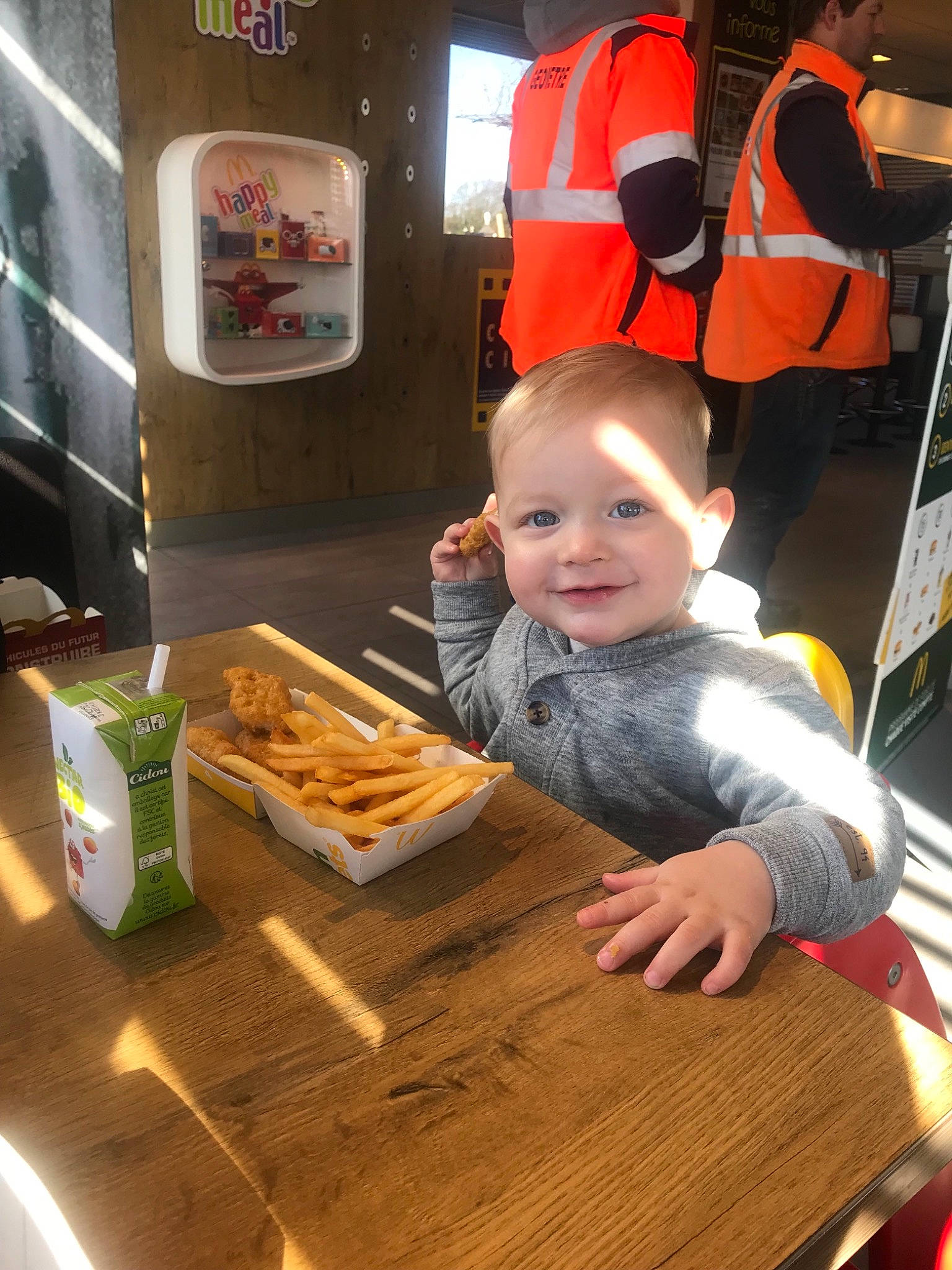 James a rejoint le concours — aidez-le/la à gagner de superbes lots ! baby, child, fast_food, fun, joy, person, play, table, toddler