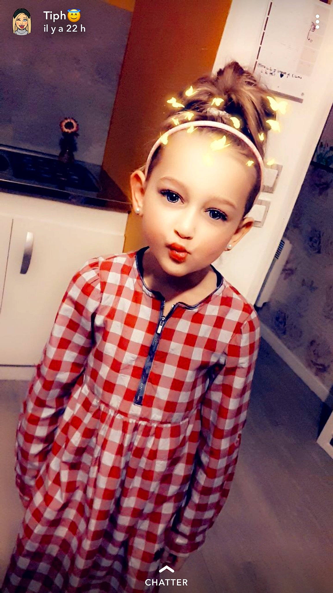 Inèss participe au concours pour gagner de l'argent avec cette photo : cheek, child, child_model, design, ear, face, forehead, hair, hairstyle, head, joy, pattern, person, plaid, tartan, toddler