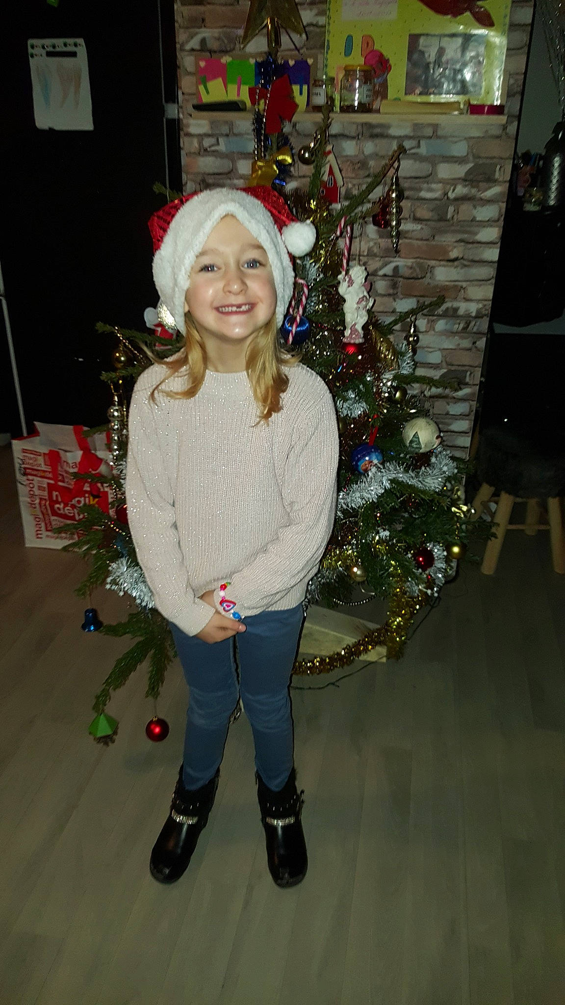 Inèss a rejoint le concours — aidez-le/la à gagner de superbes lots ! christmas, christmas_decoration, christmas_tree, clothing, costume, event, fashion, fun, girl, holiday, joy, outerwear, pattern, person, product, smile, standing, tree