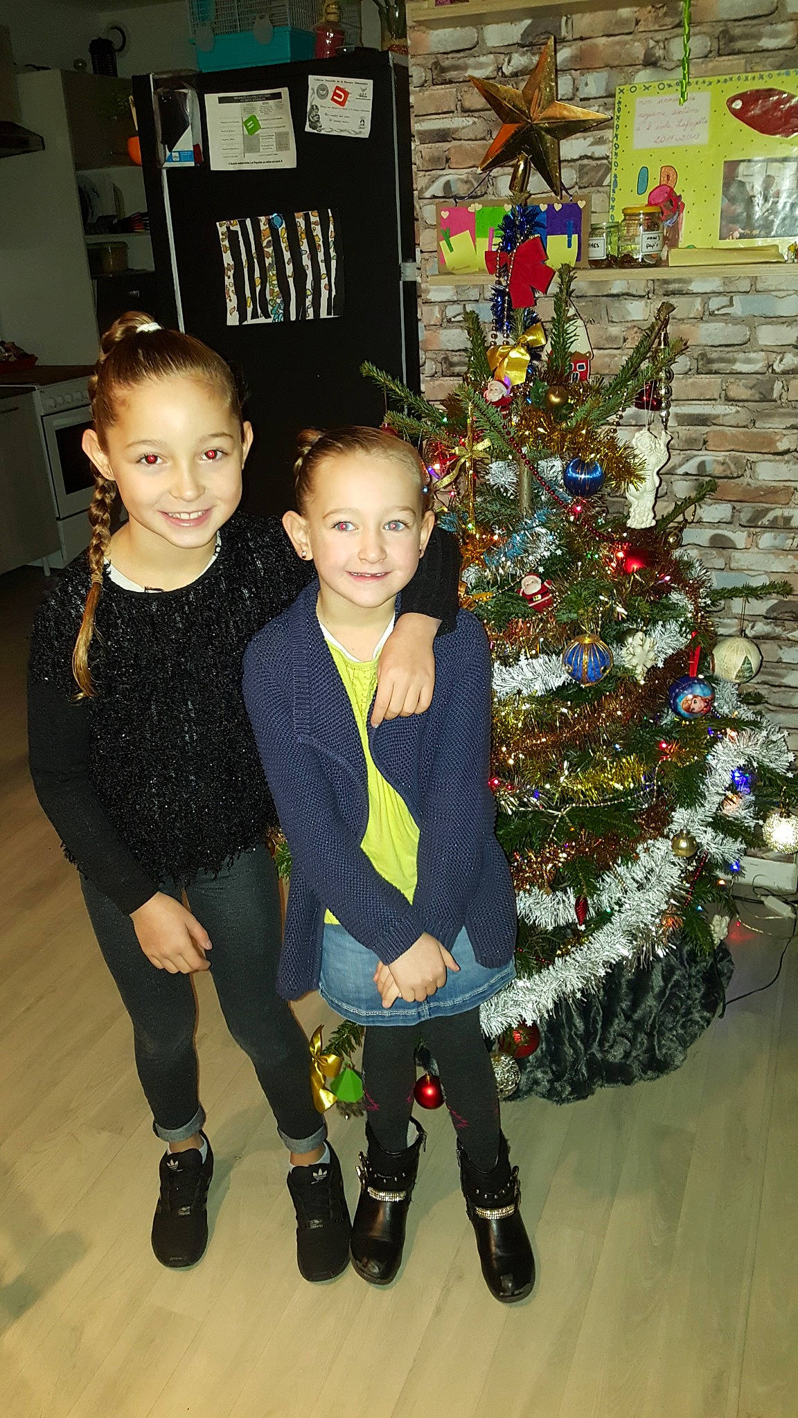 Sheyness participe au concours pour gagner de l'argent avec cette photo : child, christmas, christmas_decoration, christmas_tree, costume, event, fun, girl, holiday, joy, outerwear, person, product, smile, tree