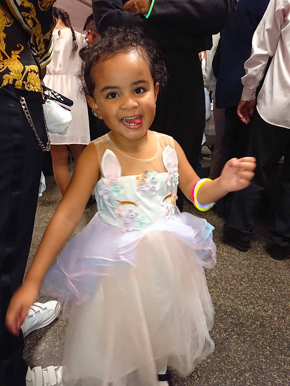 Kaylann participe au concours pour gagner de l'argent avec cette photo : beauty, ceremony, child, costume, event, fashion, fashion_accessory, flooring, flower_girl, fun, girl, gown, hairstyle, happiness, jewellery, joy, person, product, smile, textile