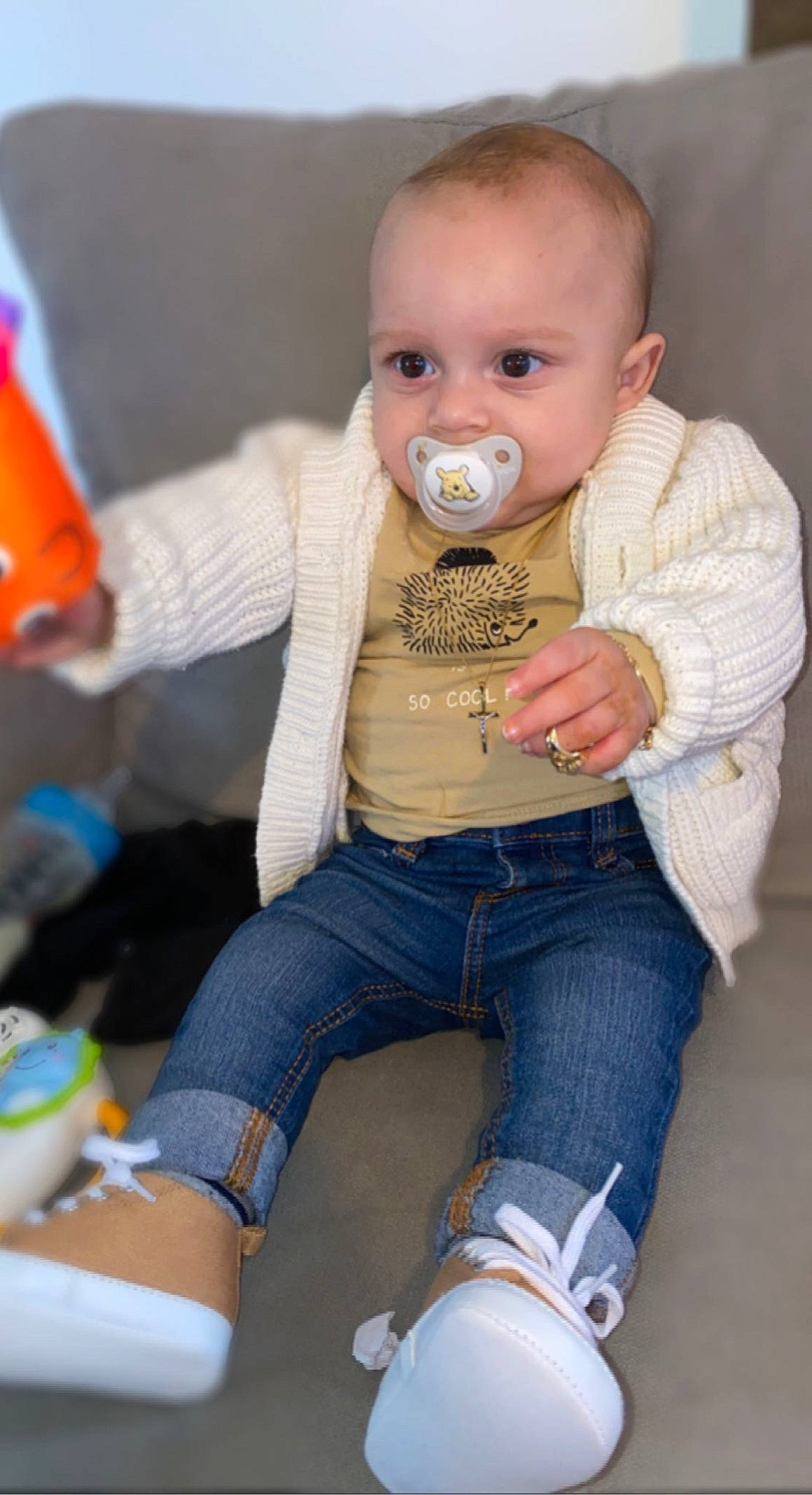 Louis a rejoint le concours — aidez-le/la à gagner de superbes lots ! baby, baby_toddler_clothing, cheek, child, clothing, comfort, denim, finger, fun, happy, human_leg, jeans, joint, knee, person, sitting, skin, sleeve, thigh, toddler