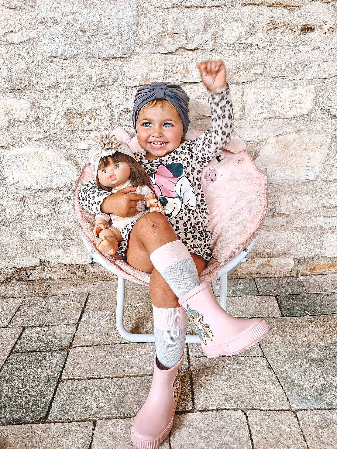 Lana participe au concours pour gagner de l'argent avec cette photo : barefoot, black_hair, brick, eye, fawn, flash_photography, foot, happy, headwear, human_body, human_leg, joy, knee, leg, leisure, people_in_nature, person, pink, sandal, shorts