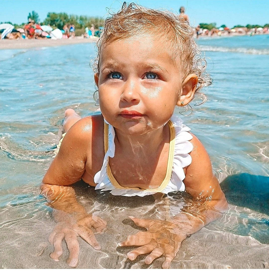 Lana a rejoint le concours — aidez-le/la à gagner de superbes lots ! azure, bathing, beach, chest, child, fun, happy, leisure, muscle, ocean, people_on_beach, person, personal_protective_equipment, recreation, sand, sky, smile, swimwear, toddler, water