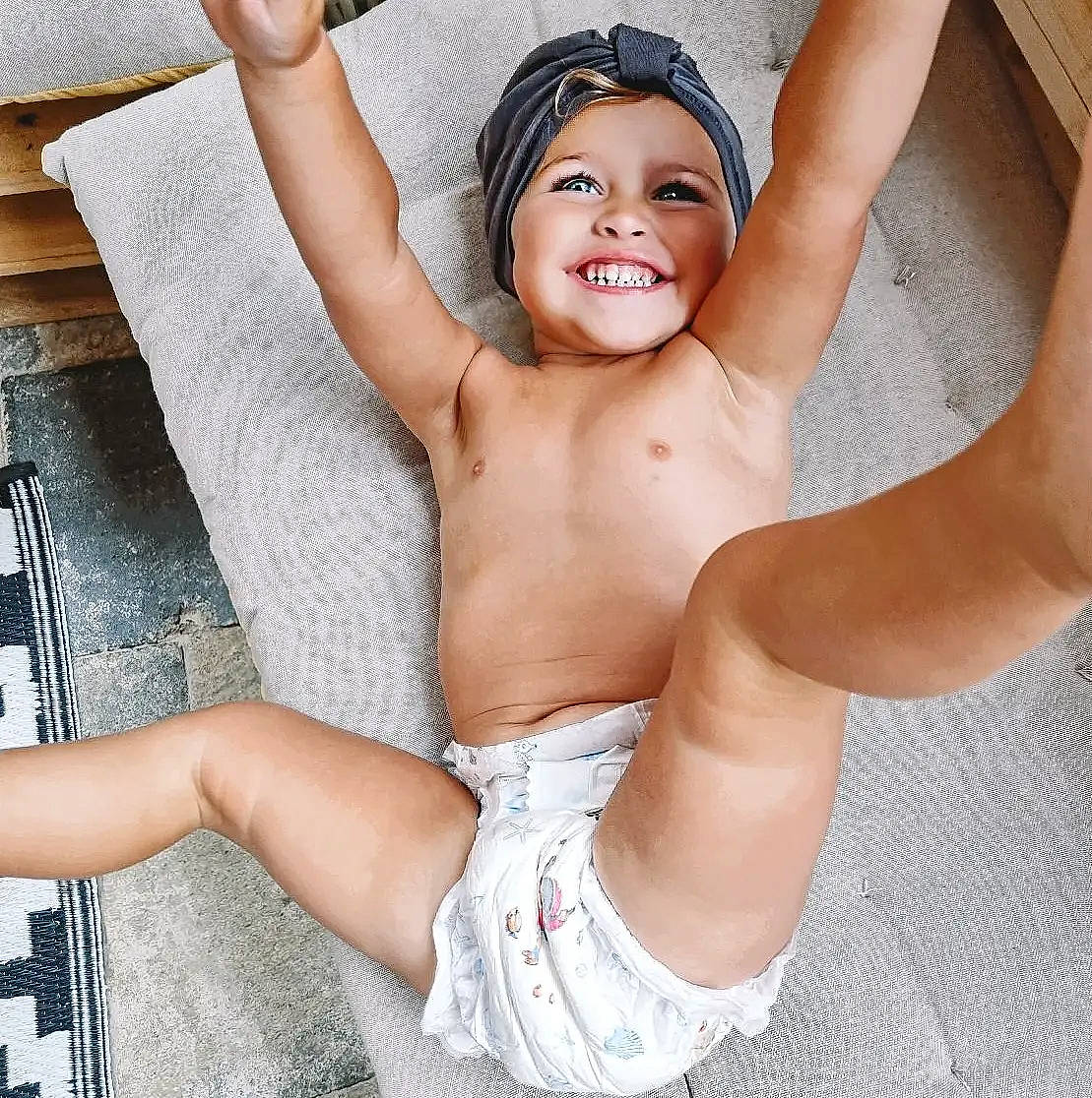 Lana a rejoint le concours — aidez-le/la à gagner de superbes lots ! chest, comfort, eye, eyebrow, eyelash, face, flash_photography, hair, happy, head, headwear, jaw, joint, joy, knee, leg, muscle, person, smile, stomach