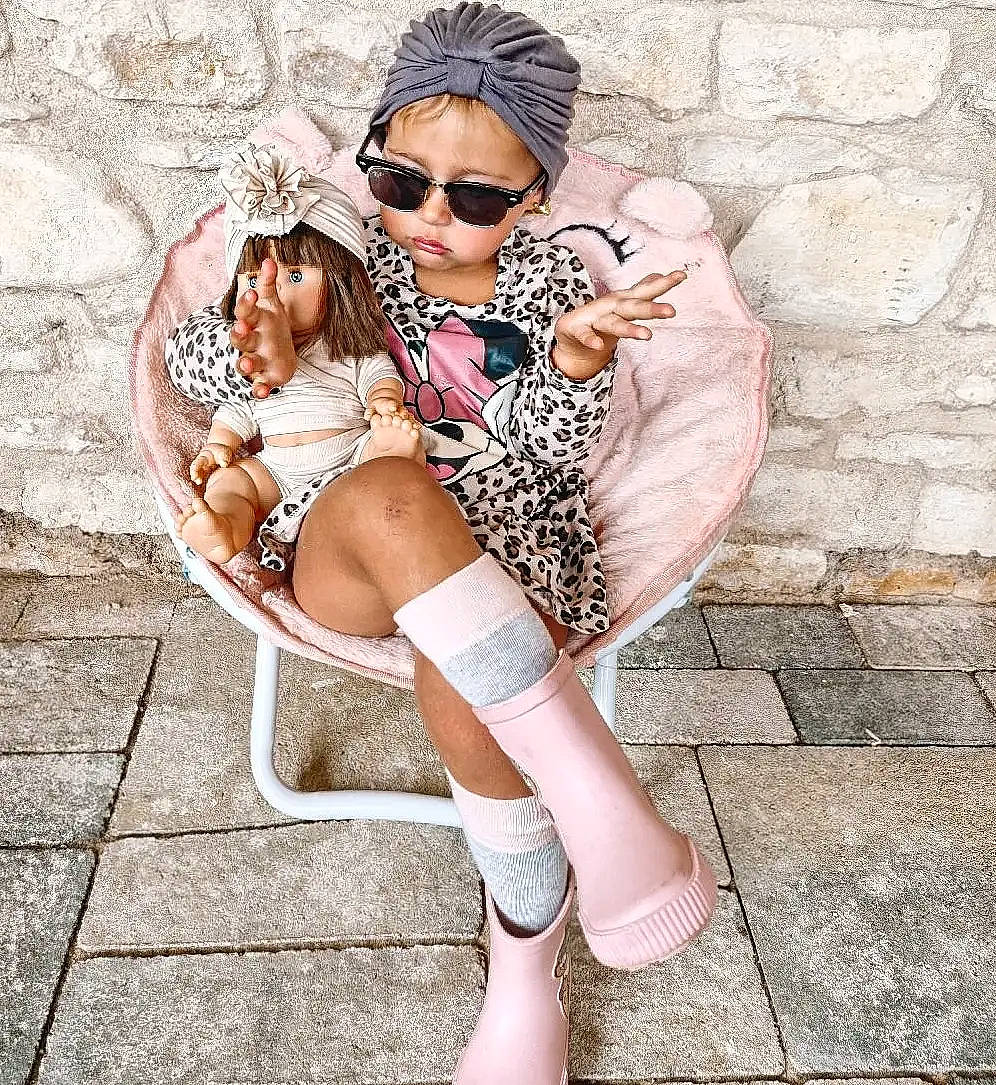 Lana a rejoint le concours — aidez-le/la à gagner de superbes lots ! black_hair, brassiere, cool, eyewear, foot, goggles, happy, hat, headwear, knee, leg, person, pink, shoe, shorts, sneakers, street_fashion, style, sunglasses, thigh