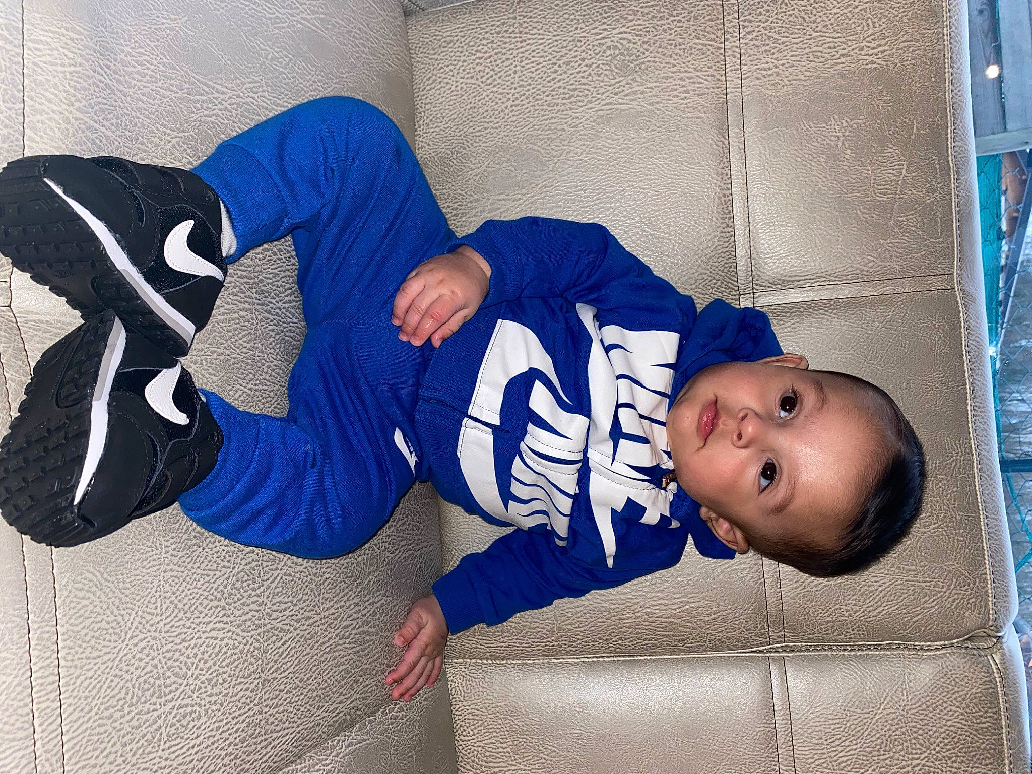 Gabriel a rejoint le concours — aidez-le/la à gagner de superbes lots ! baby, baby_toddler_clothing, blue, child, comfort, elbow, electric_blue, font, fun, hat, human_leg, knee, pattern, person, sitting, sleeve, sportswear, t_shirt, textile, thigh