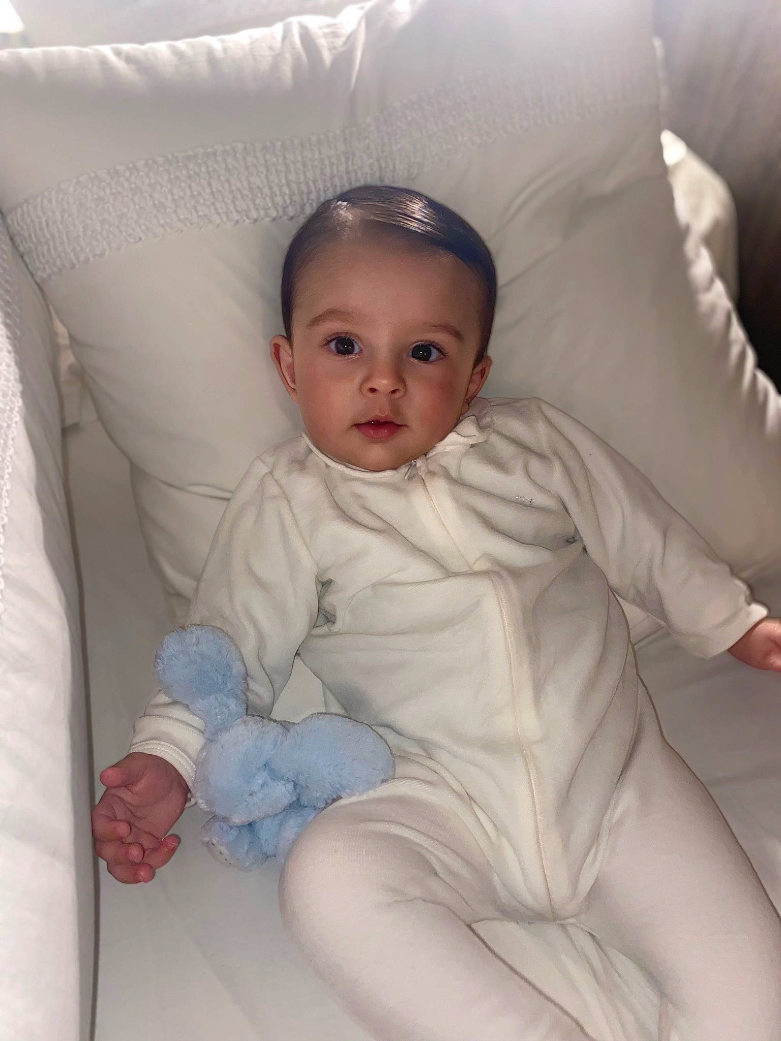 Gabriel a rejoint le concours — aidez-le/la à gagner de superbes lots ! baby, baby_toddler_clothing, blond, cheek, child, comfort, dress, finger, fun, hairstyle, human_leg, iris, knee, linens, lip, neck, person, sitting, skin, sleeve