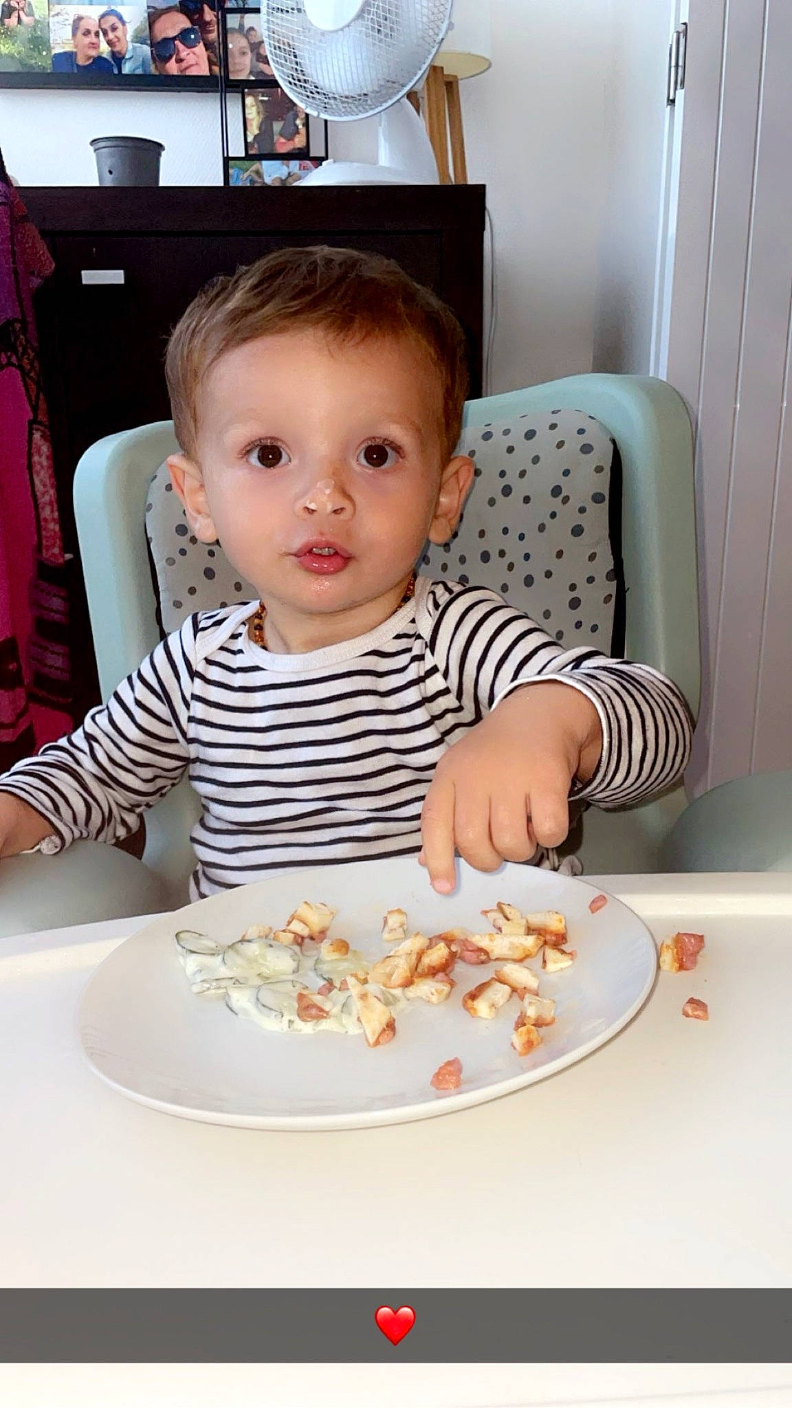 Niñho participe au concours pour gagner de l'argent avec cette photo : baby, baby_toddler_clothing, chair, child, comfort_food, cuisine, dish, dishware, eating, flooring, food, food_craving, headwear, junk_food, person, plate, sitting, sweetness, t_shirt, table