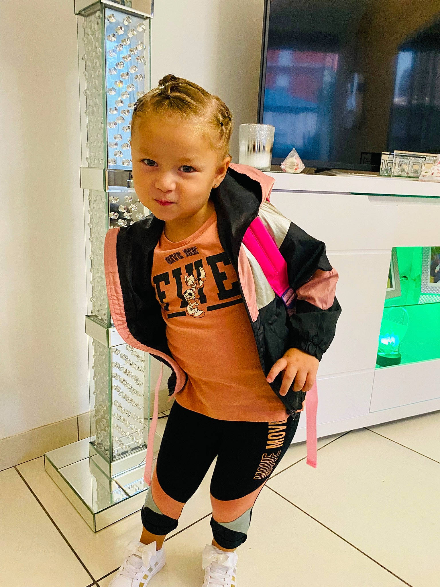 Taïsana a rejoint le concours — aidez-le/la à gagner de superbes lots ! boot, calf, fashion_design, flooring, fun, human_leg, joint, knee, leg, person, player, room, shorts, sock, sportswear, t_shirt, television, thigh, toddler, trunk