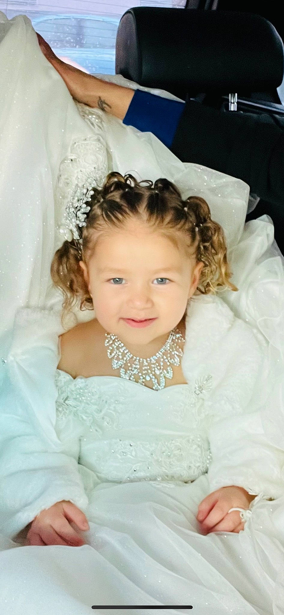 Taïsana a rejoint le concours — aidez-le/la à gagner de superbes lots ! bridal_clothing, dress, embellishment, eye, eyebrow, eyelash, flash_photography, gown, hair, happy, headgear, headpiece, iris, joy, person, pink, shoulder, skin, smile, textile