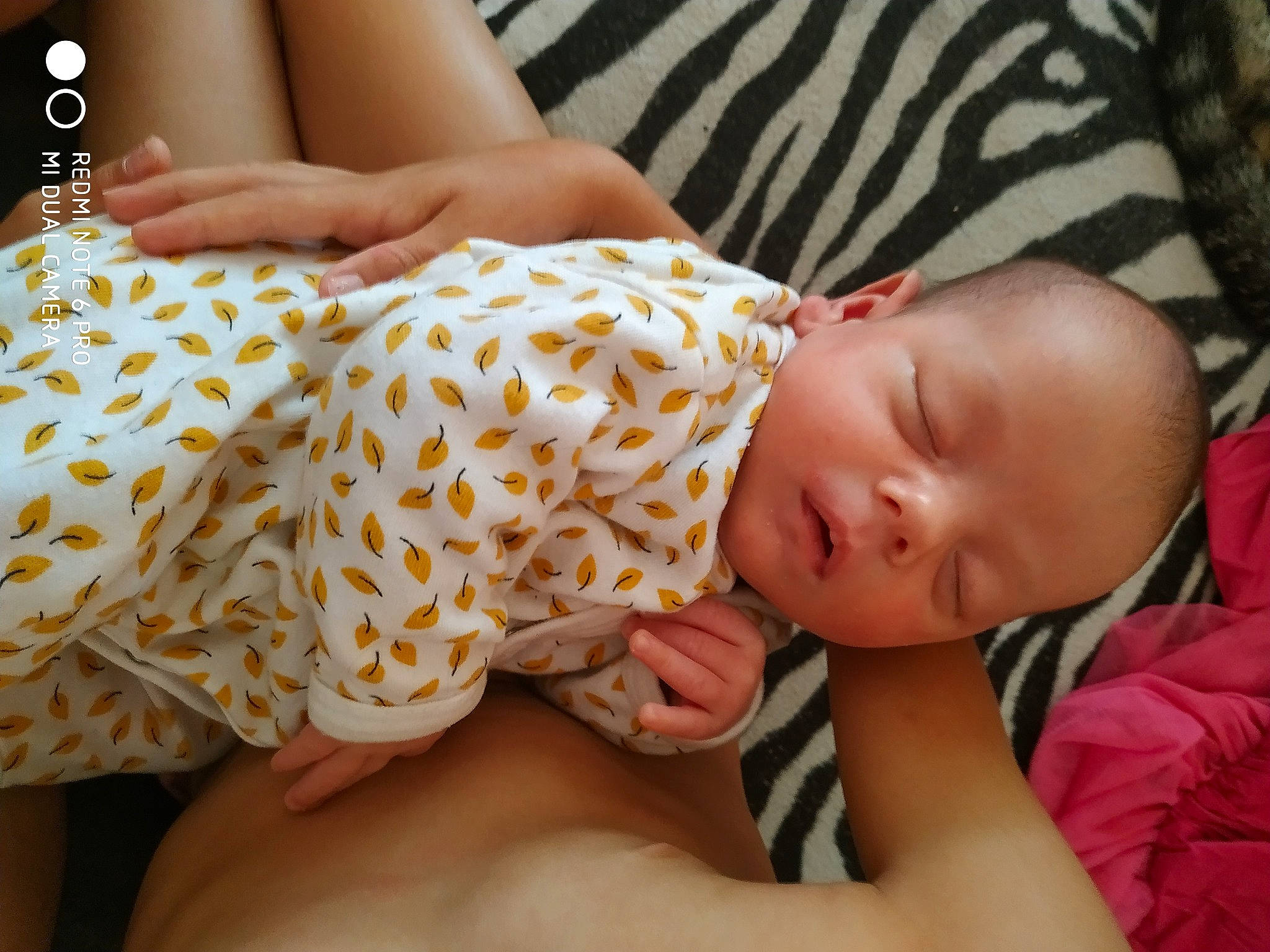 Héléna participe au concours pour gagner de l'argent avec cette photo : baby, baby_products, baby_sleeping, baby_toddler_clothing, child, nap, person, sleep, toddler