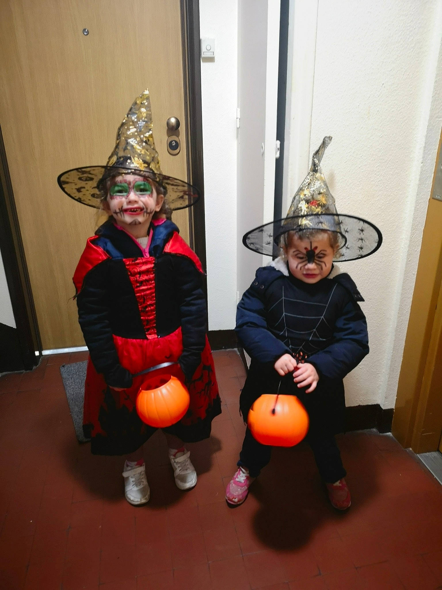 Lily-rose participe au concours pour gagner de l'argent avec cette photo : costume, headwear, person, pumpkin, trick_or_treat