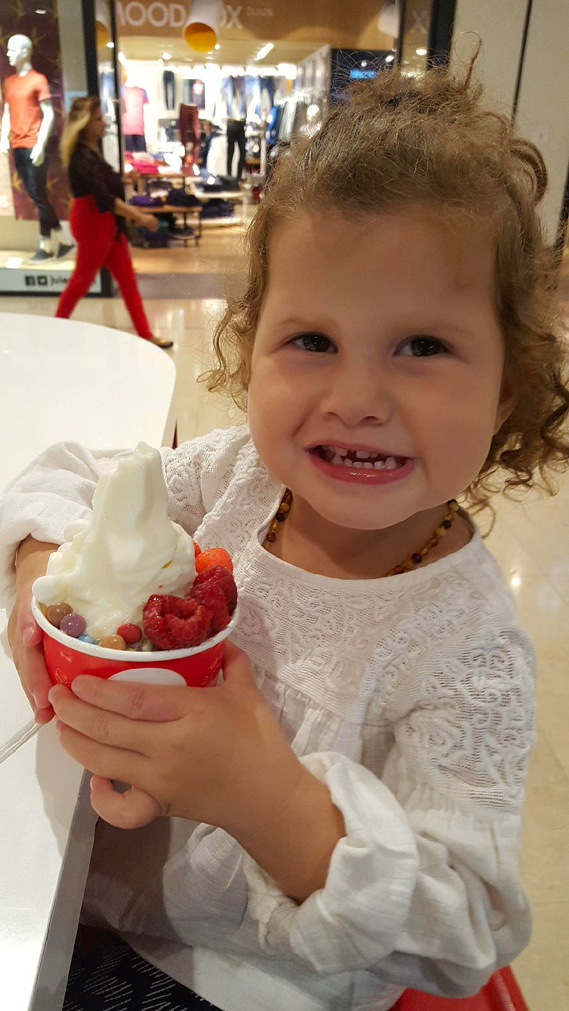 Mylana a rejoint le concours — aidez-le/la à gagner de superbes lots ! breakfast, child, cream, cuisine, dairy, dessert, dish, food, frozen_dessert, frozen_yogurt, gelato, ice_cream, joy, person, smile, sundae, sweetness, toddler