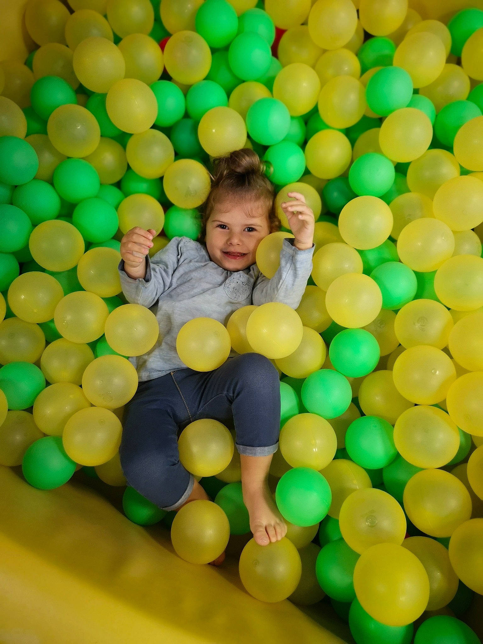 Camylia-lou participe au concours pour gagner de l'argent avec cette photo : ball, ball_pit, child, fun, green, joy, person, play, sweetness, yellow