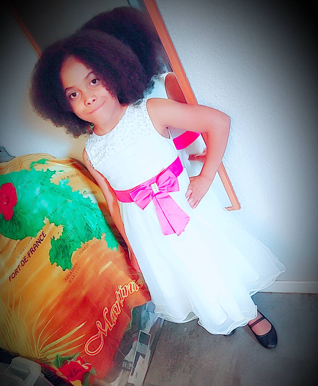 Maïlyna participe au concours pour gagner de l'argent avec cette photo : arm, bangs, black_hair, cg_artwork, eyelash, fashion_accessory, fashion_design, flash_photography, happy, hime_cut, human_leg, joy, long_hair, magenta, peach, person, pink, shoulder, skin, toy