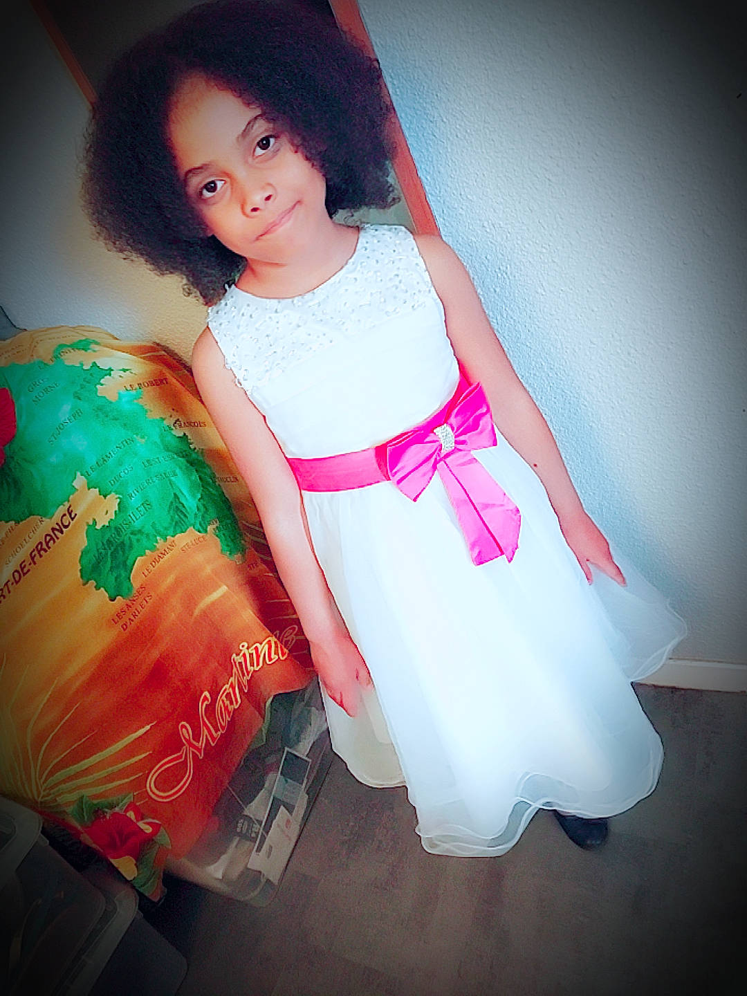 Maïlyna participe au concours pour gagner de l'argent avec cette photo : arm, day_dress, eye, eyelash, fashion_design, flash_photography, hair, hairstyle, hand, happy, head, human_body, neck, person, pink, shoulder, sleeve, textile, thigh, trunk