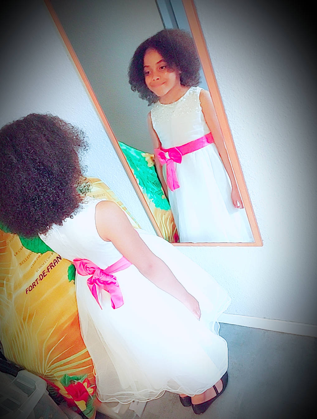 Maïlyna a rejoint le concours — aidez-le/la à gagner de superbes lots ! abdomen, arm, fashion_design, fashion_model, flash_photography, fun, happy, human_leg, joy, knee, leg, leisure, long_hair, magenta, person, pink, sandal, shoulder, stairs, thigh