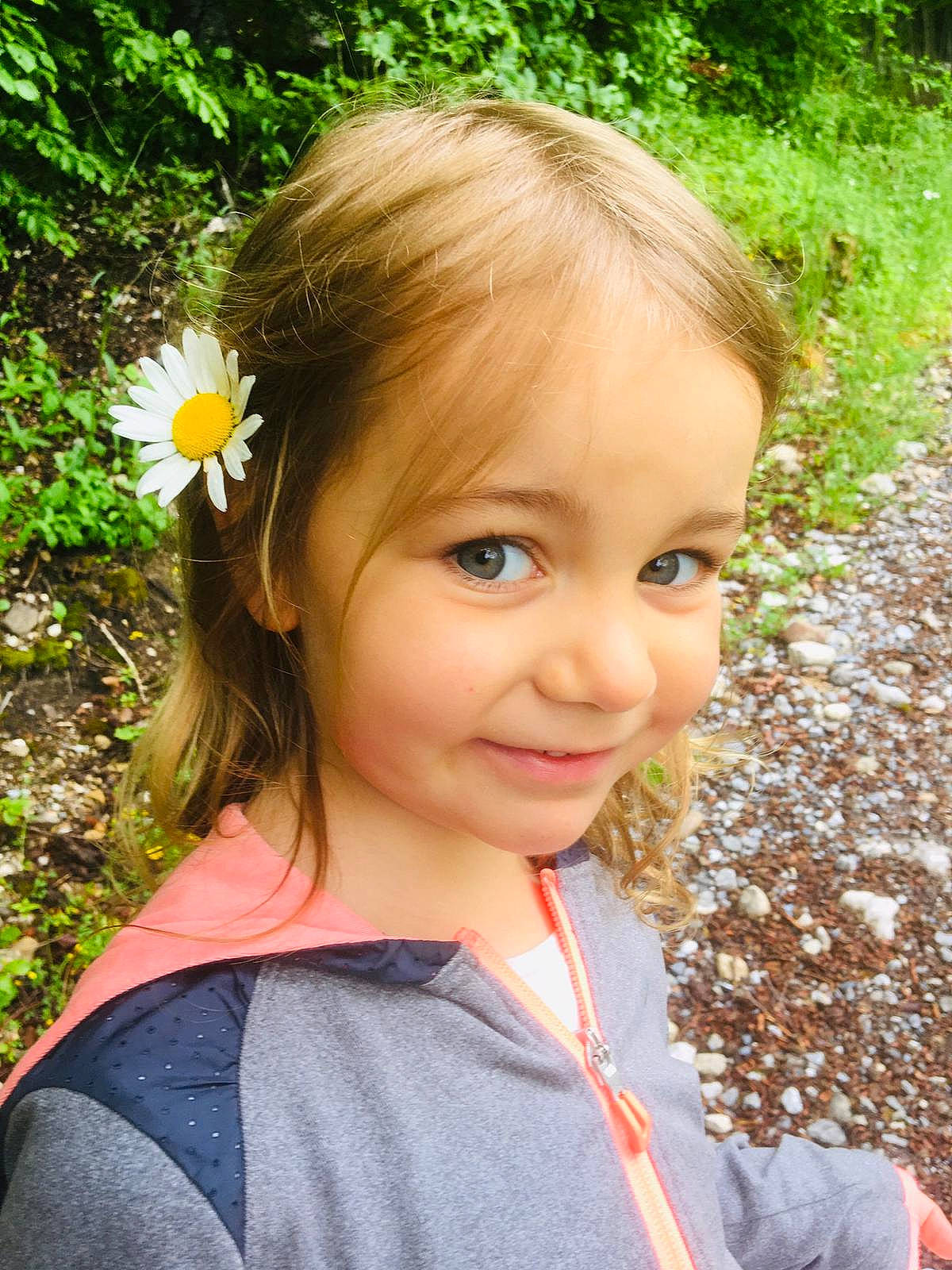 Alicia participe au concours pour gagner de l'argent avec cette photo : beauty, clothing, eye, facial_expression, fawn, flower, grass, grass_family, hairstyle, happy, human_body, iris, joy, long_hair, people_in_nature, person, petal, plant, skin, smile