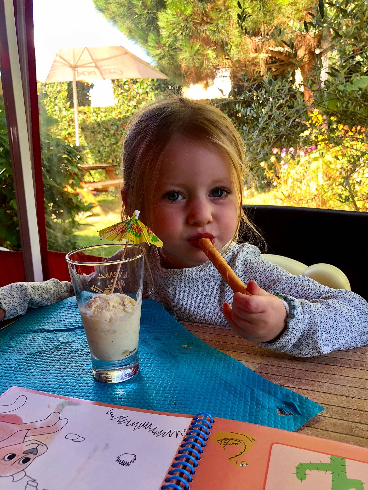 Victoire participe au concours pour gagner de l'argent avec cette photo : chair, child, drink, drinking_straw, drinkware, food, fun, glass, leisure, morning, people, person, plant, play, summer, sweetness, table, tableware, toddler, tree
