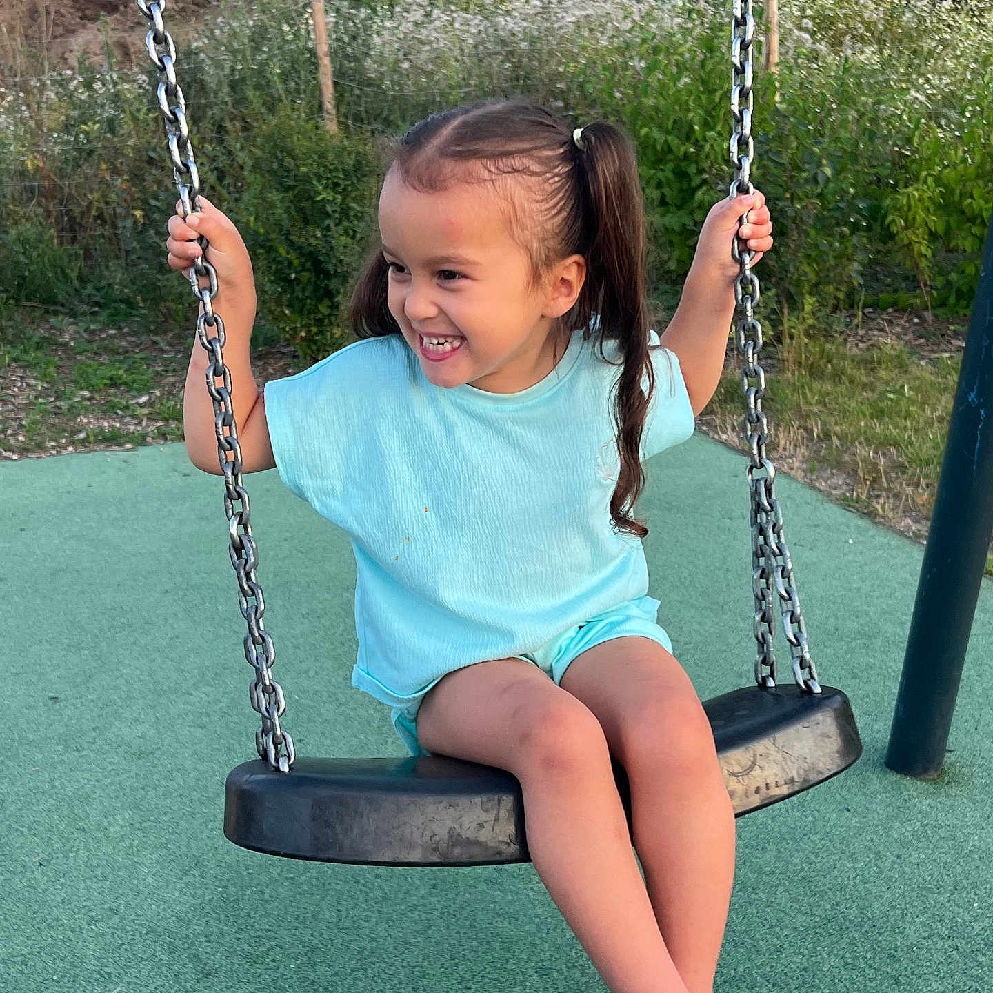 Lya a rejoint le concours — aidez-le/la à gagner de superbes lots ! child, clothing, face, female, girl, grass, head, nature, outdoorplayarea, outdoors, park, person, photography, plant, playarea, portrait, shorts, sitting, swing, toy