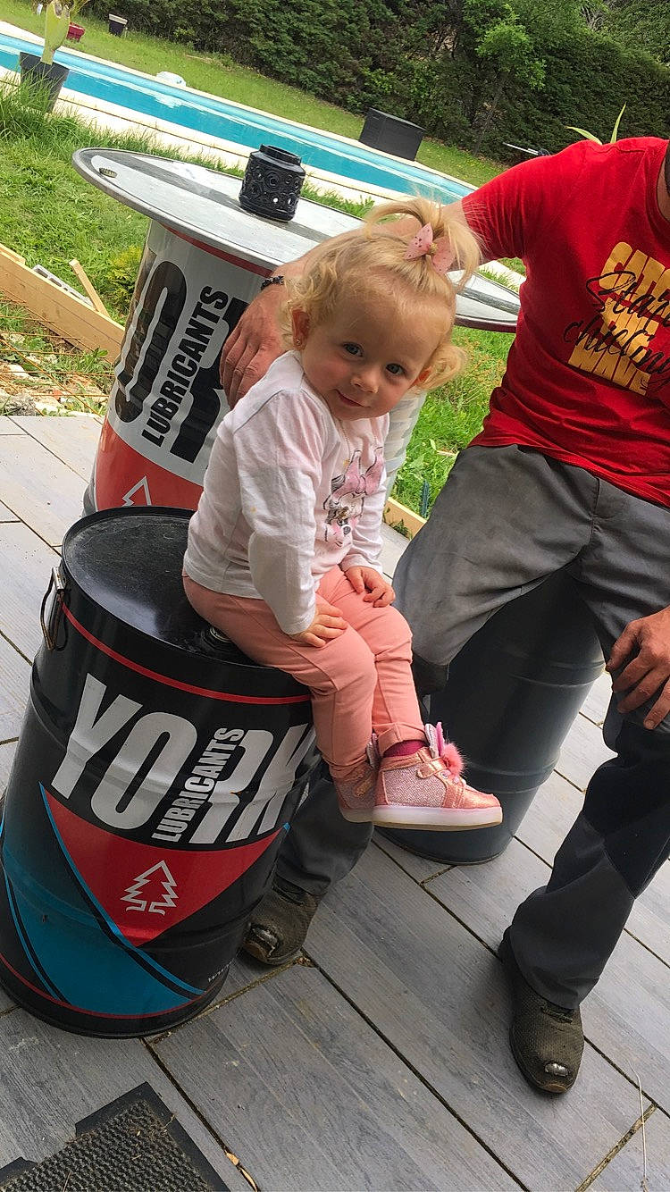 Livia participe au concours pour gagner de l'argent avec cette photo : automotive_exterior, baby, child, footwear, fun, grass, human_leg, lap, leisure, motor_vehicle, person, pink, plant, recreation, sandal, shoe, shorts, sitting, sneakers, t_shirt