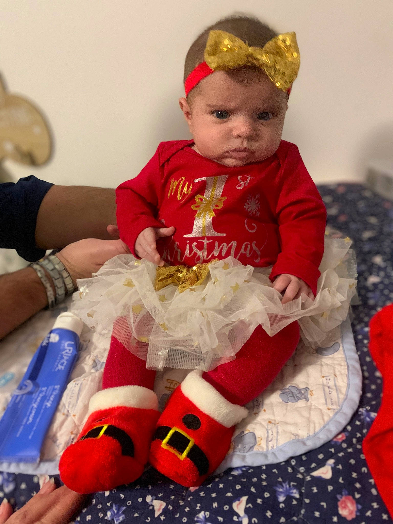 Mya a rejoint le concours — aidez-le/la à gagner de superbes lots ! baby, baby_toddler_clothing, cap, child, costume_hat, event, fashion_accessory, fictional_character, fun, happy, hat, human_leg, knee, lap, pattern, person, red, sleeve, sock, thigh