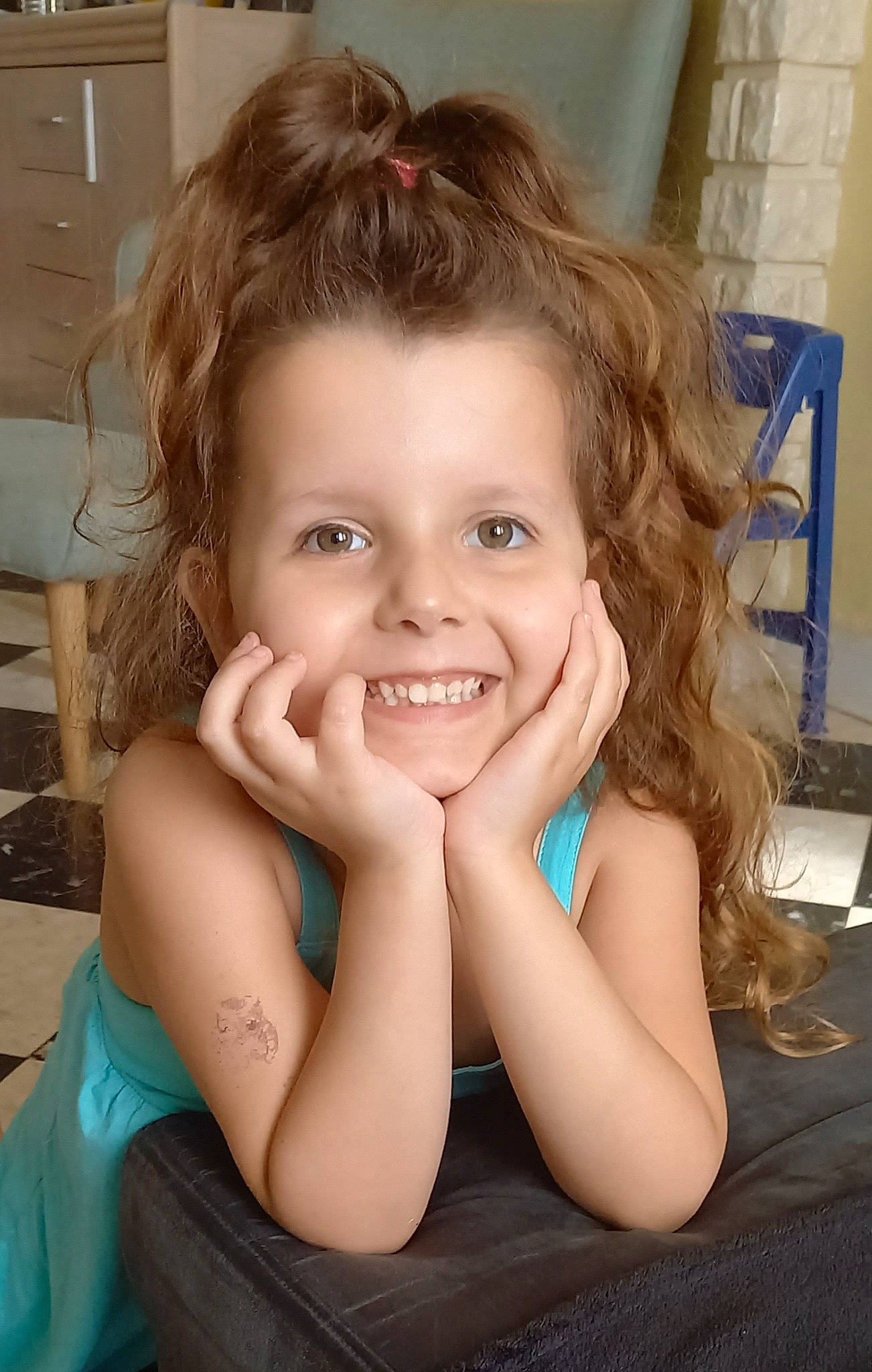 Lola a rejoint le concours — aidez-le/la à gagner de superbes lots ! arm, cheek, chin, ear, eyebrow, eyelash, flash_photography, gesture, happy, iris, jaw, joy, lip, mouth, muscle, neck, nose, person, shoulder, skin