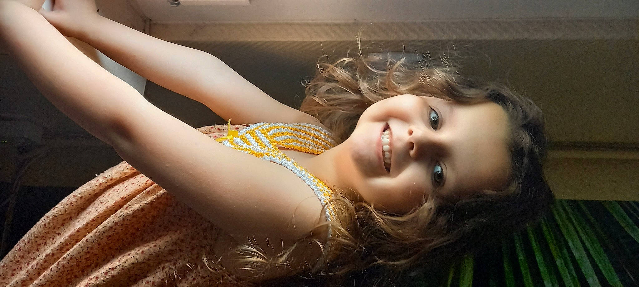 Lola a rejoint le concours — aidez-le/la à gagner de superbes lots ! black_hair, dress, eye, eyebrow, eyelash, fawn, flash_photography, fun, happy, head, human_leg, joy, lip, long_hair, person, shoulder, skin, smile, sunlight, thigh