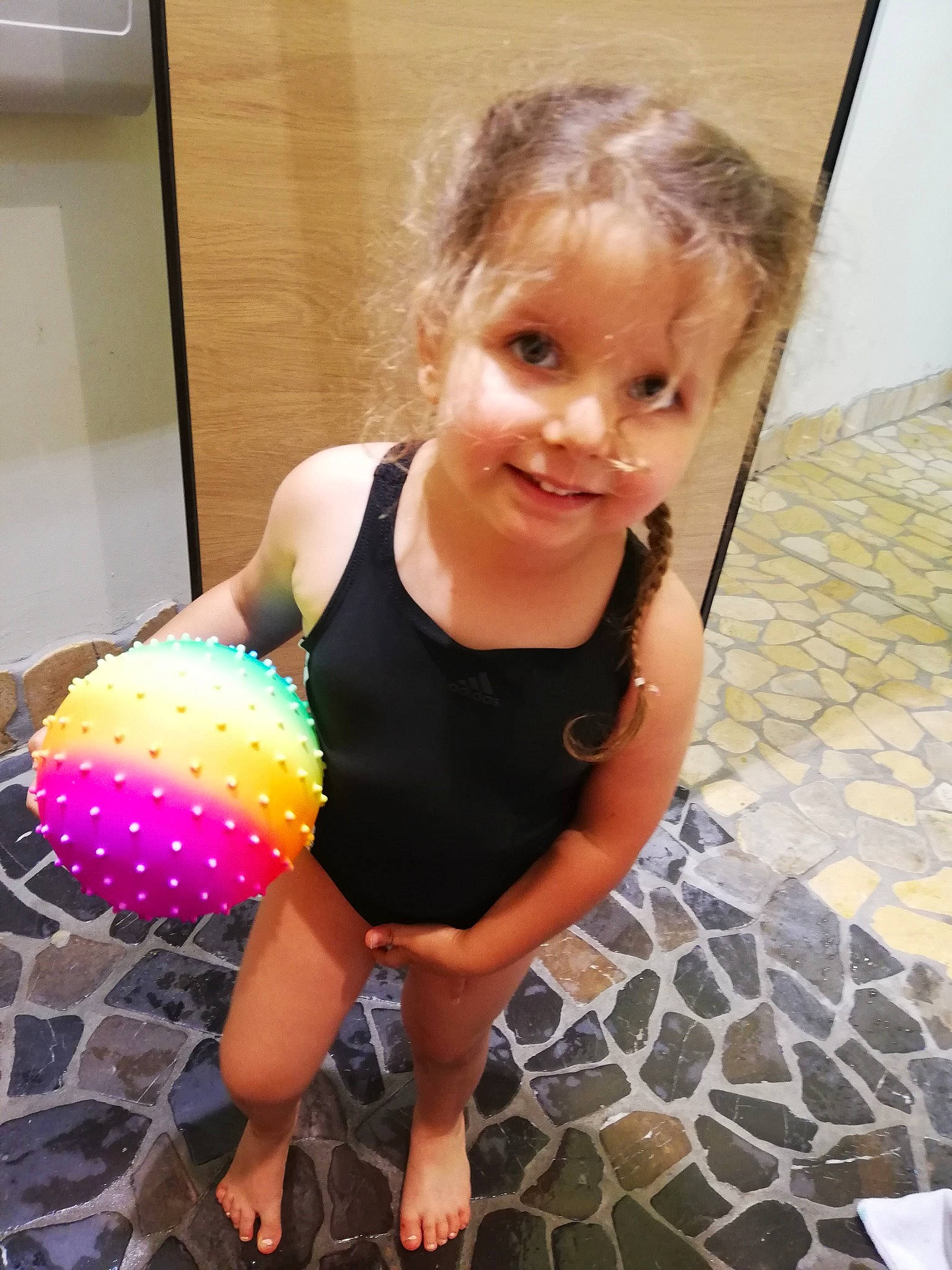 Lola participe au concours pour gagner de l'argent avec cette photo : ball, child, joy, person, play, smile, toddler