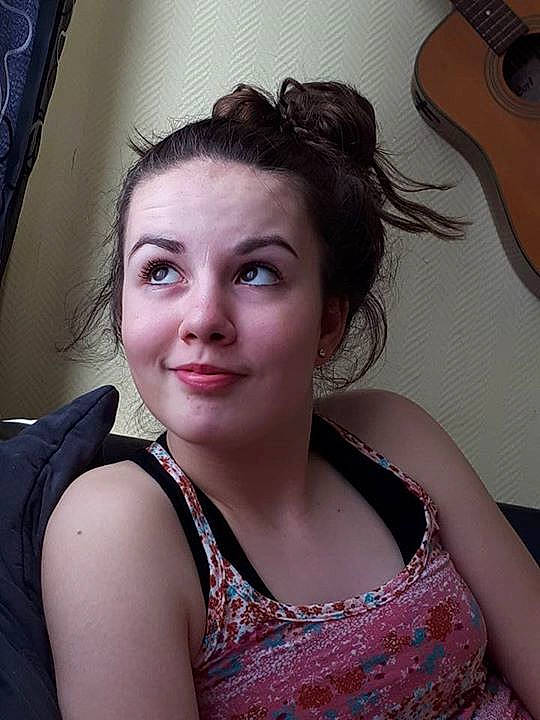 Laurine a rejoint le concours — aidez-le/la à gagner de superbes lots ! beauty, black_hair, brown_hair, cheek, chin, eye, eyebrow, face, forehead, fun, girl, hair, hairstyle, human_hair_color, joy, lady, lip, long_hair, organ, skin