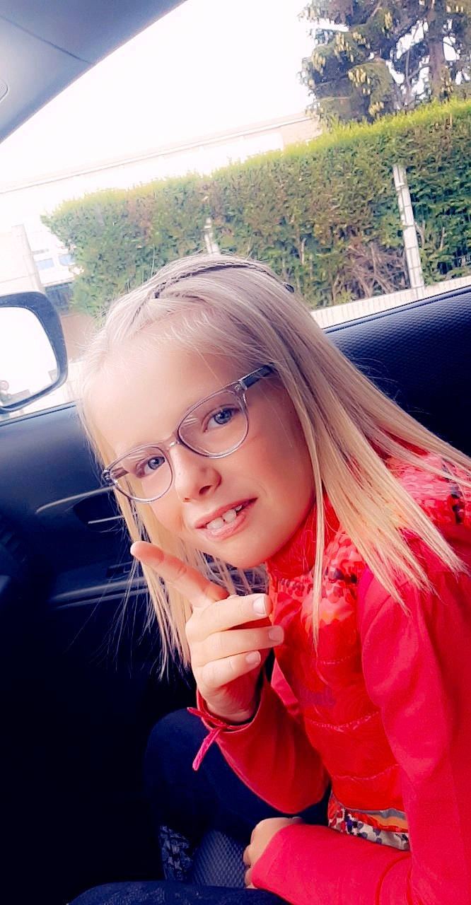 Moly a rejoint le concours — aidez-le/la à gagner de superbes lots ! black_hair, blond, cool, eyewear, face, fun, gesture, glasses, hair, hairstyle, head, jaw, lip, long_hair, mouth, nose, person, photography, red, selfie