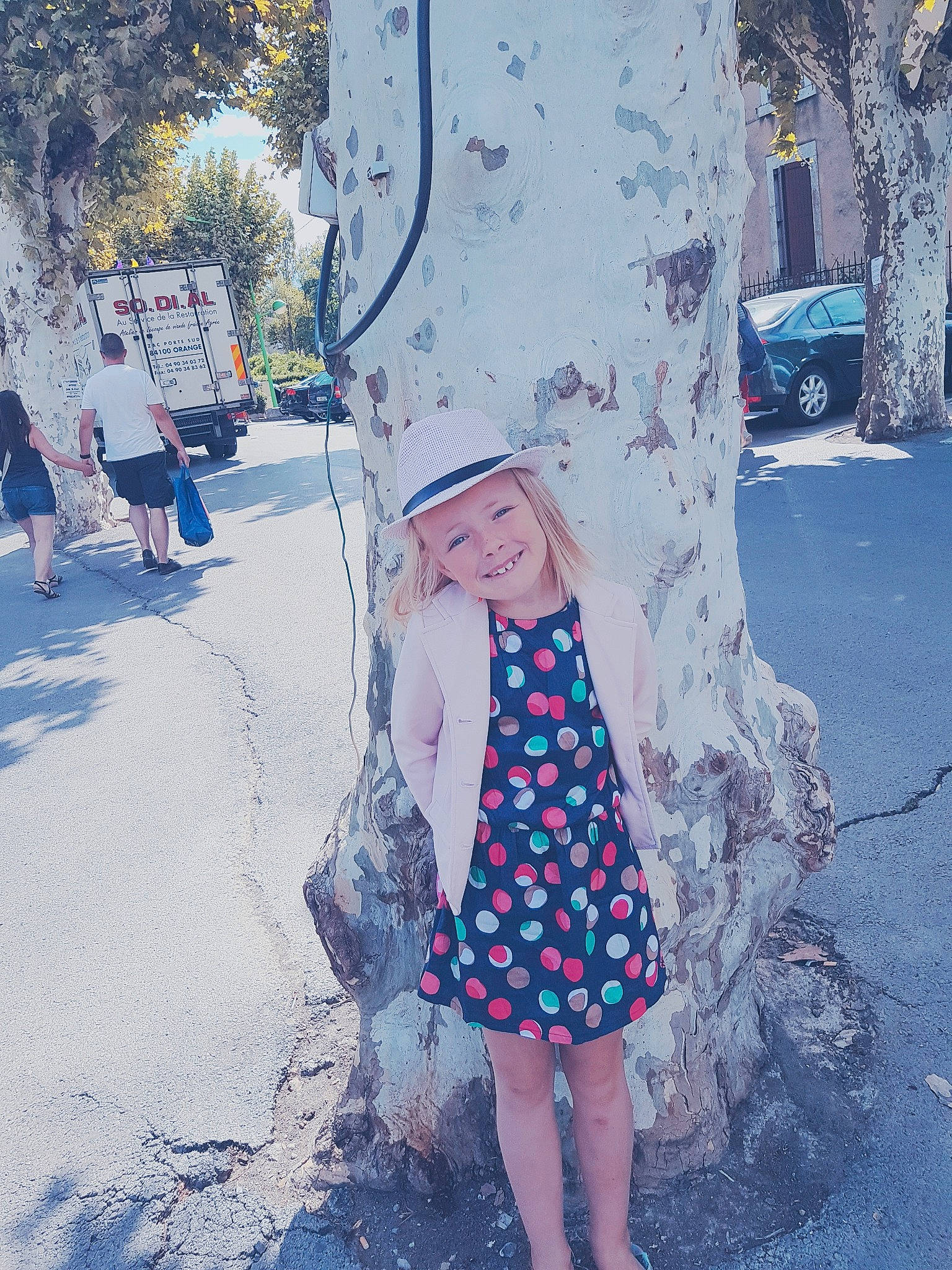 Moly a rejoint le concours — aidez-le/la à gagner de superbes lots ! art, beauty, blond, blue, branch, design, dress, fashion, footwear, headwear, human_leg, joy, leg, long_hair, person, photography, pink, plant, snapshot, tree