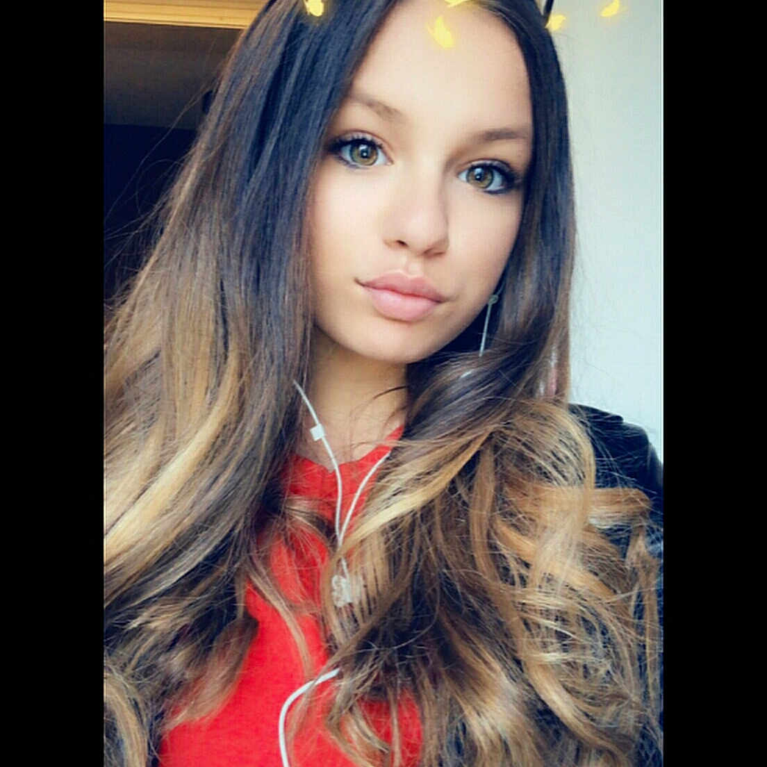 Sophie a rejoint le concours — aidez-le/la à gagner de superbes lots ! beauty, black_hair, blond, brown_hair, cheek, chin, eye, eyebrow, face, forehead, hair, hair_coloring, hairstyle, head, lady, layered_hair, lip, long_hair, nose, person