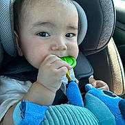 Kaitoa is registered to the contest to win money with this photo: baby, car_seat, child, teether, plush_toy, blue, infant, car_interior, seatbelt, close_up, cute, hand, face, young_child, soft_toy, graco, window, daylight, exploring, comfort