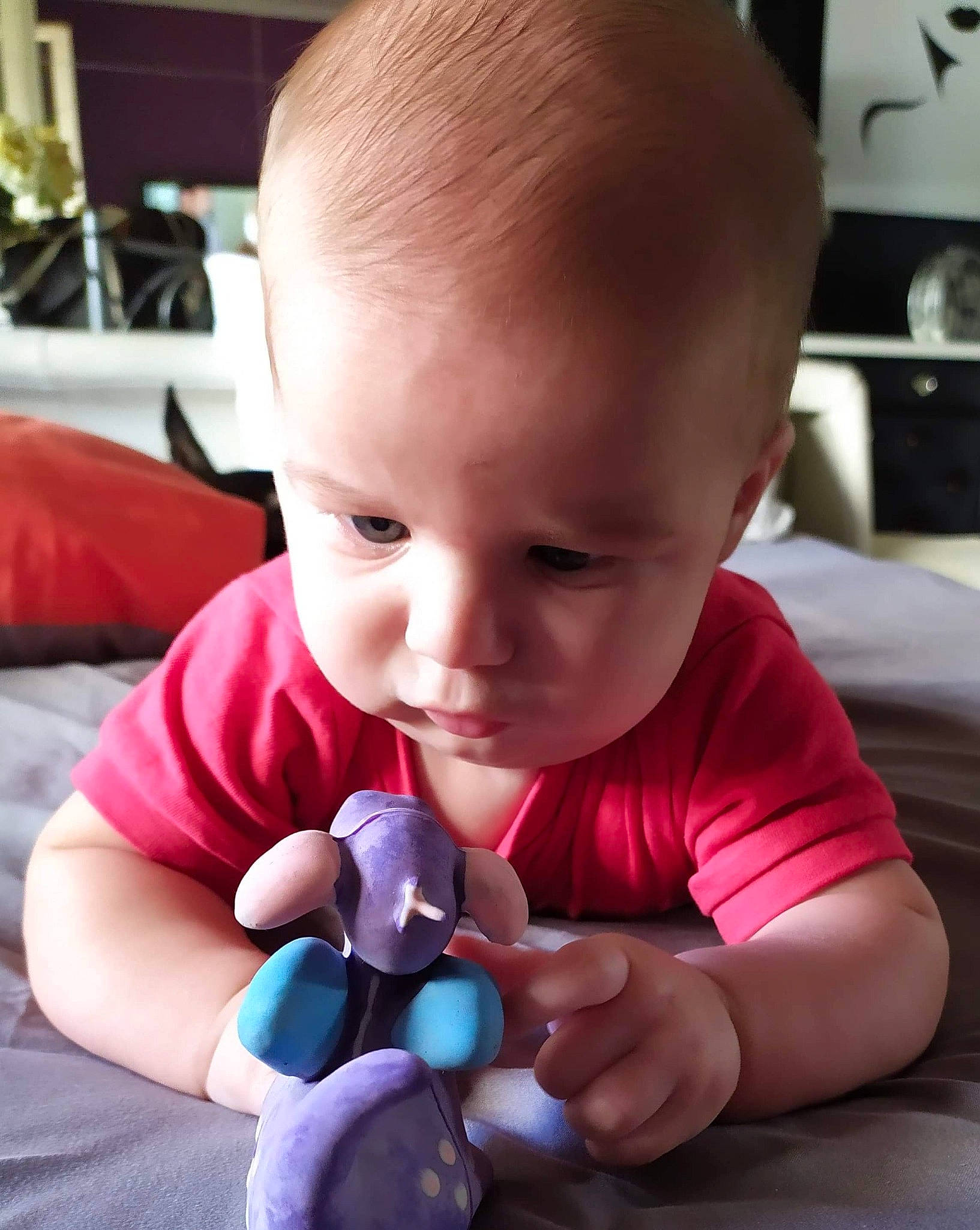 Lenny a rejoint le concours — aidez-le/la à gagner de superbes lots ! baby, child, ear, electronic_device, finger, hand, person, play, product, technology, toddler, toy