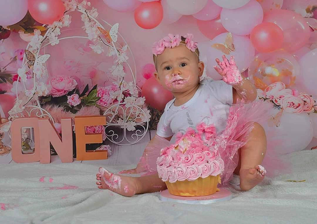 Yasmine participe au concours pour gagner de l'argent avec cette photo : balloon, birthday, decoration, dress, event, facial_expression, fun, happy, headpiece, magenta, party_supply, peach, person, petal, pink, plant, sugar_cake, sweetness, textile, toddler