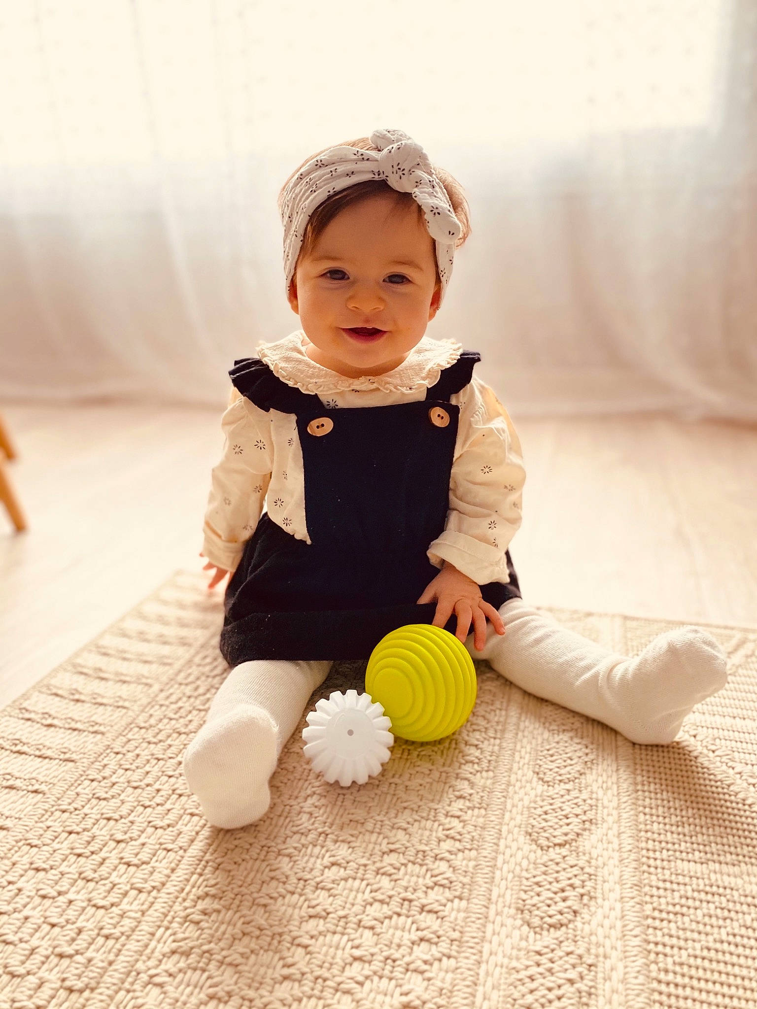 Ela a rejoint le concours — aidez-le/la à gagner de superbes lots ! baby, baby_toddler_clothing, child, comfort, eye, flash_photography, floor, flooring, fun, gesture, happy, hat, headwear, human_body, human_leg, person, sleeve, smile, standing, toddler