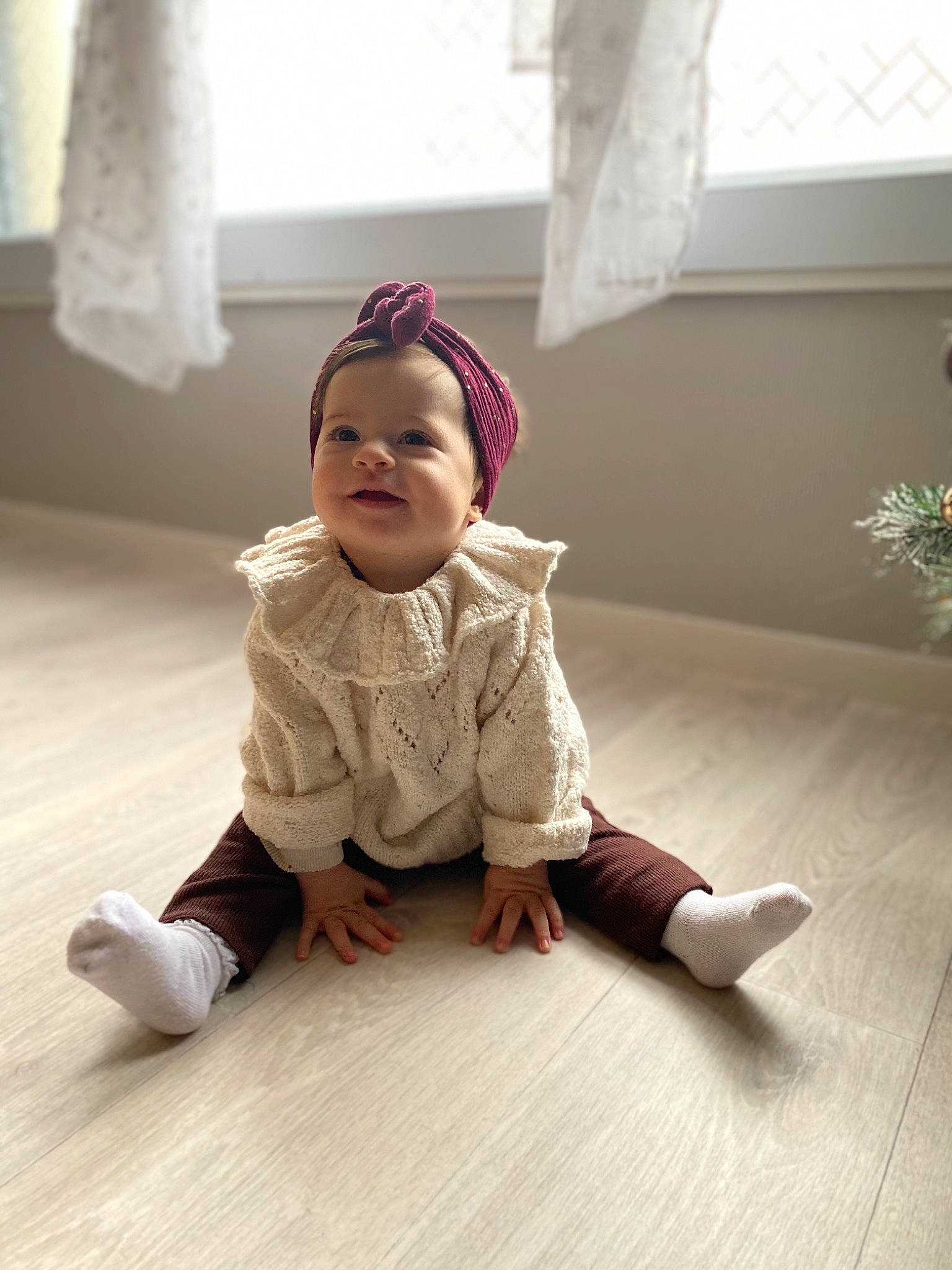 Ela participe au concours pour gagner de l'argent avec cette photo : baby, baby_toddler_clothing, barefoot, child, crawling, floor, flooring, foot, fun, happy, hardwood, laminate_flooring, person, room, sitting, skin, sleeve, smile, toddler, wood