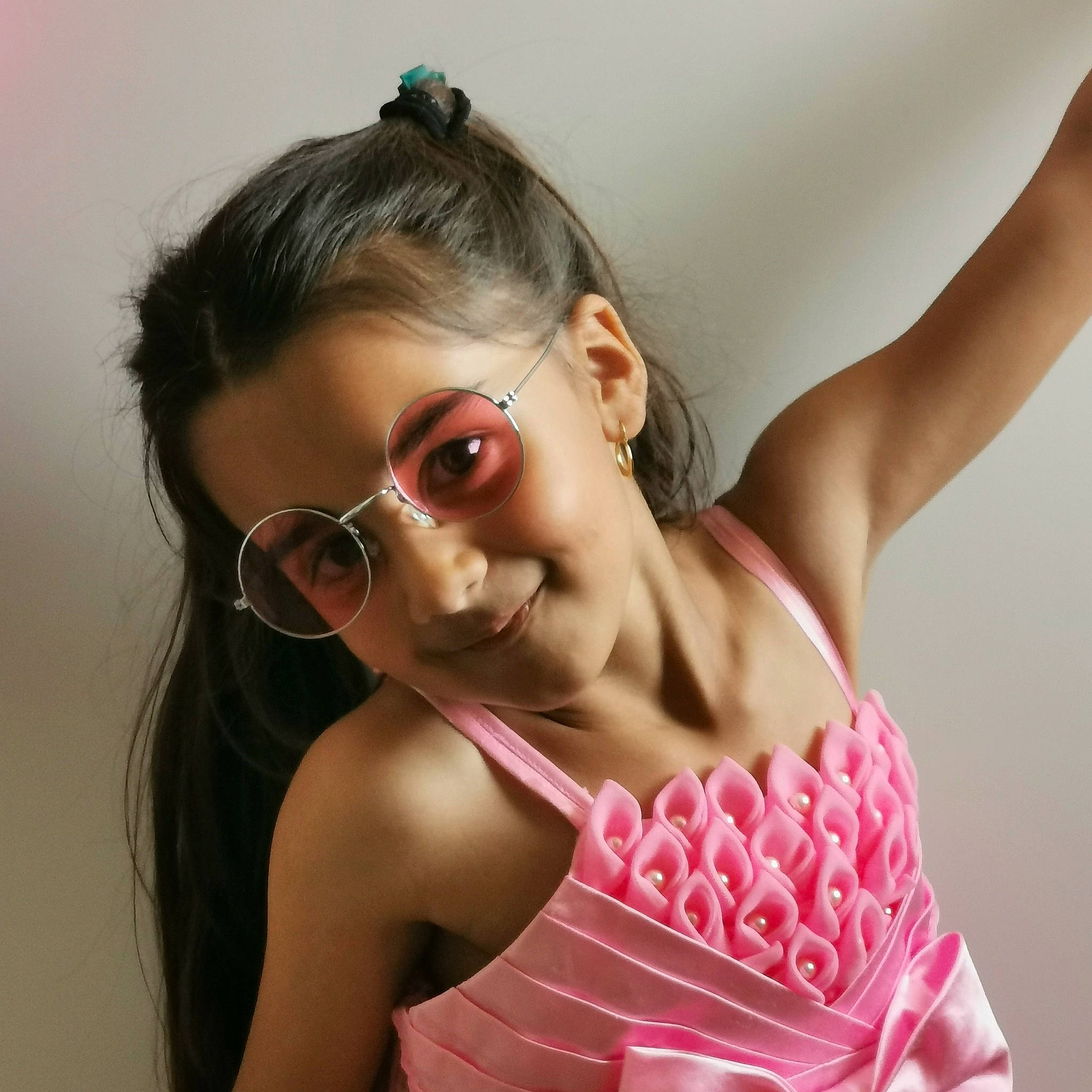 Alba a rejoint le concours — aidez-le/la à gagner de superbes lots ! black_hair, camisoles, chest, eyebrow, eyelash, eyewear, flash_photography, glasses, goggles, happy, joint, joy, lip, long_hair, neck, person, pink, shoulder, skin, sunglasses