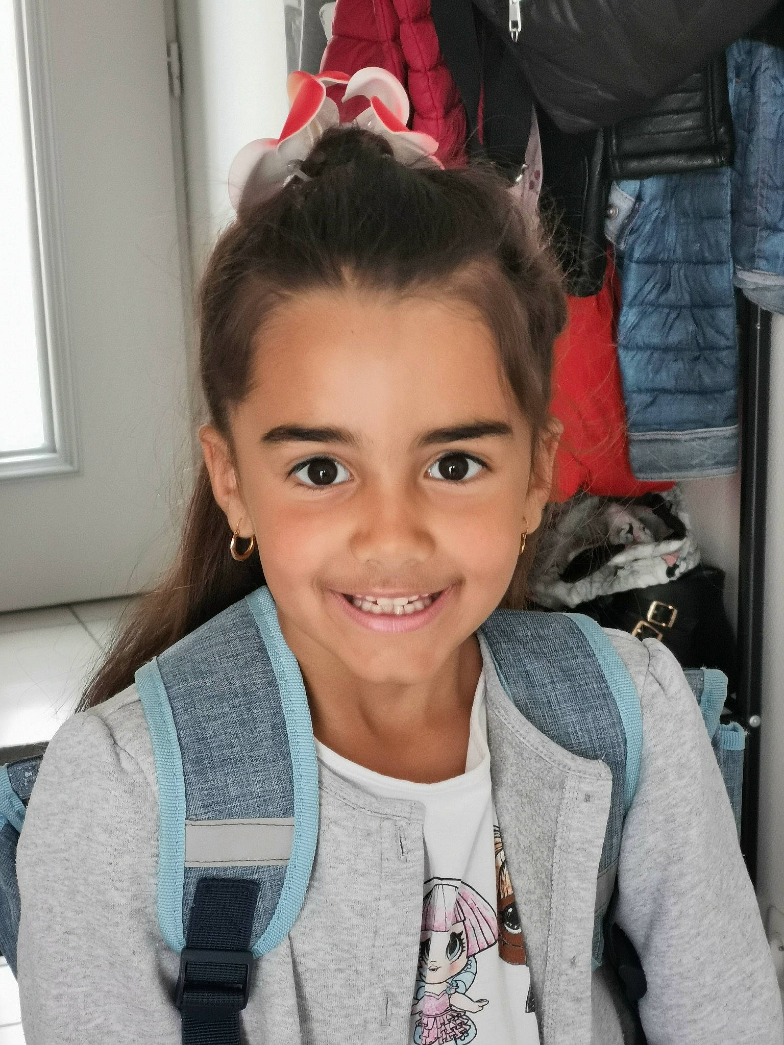 Alba a rejoint le concours — aidez-le/la à gagner de superbes lots ! cheek, child, ear, electric_blue, eye, eyebrow, eyelash, eyewear, fashion_accessory, forehead, fun, hair, happy, headgear, joy, outerwear, person, skin, smile, standing