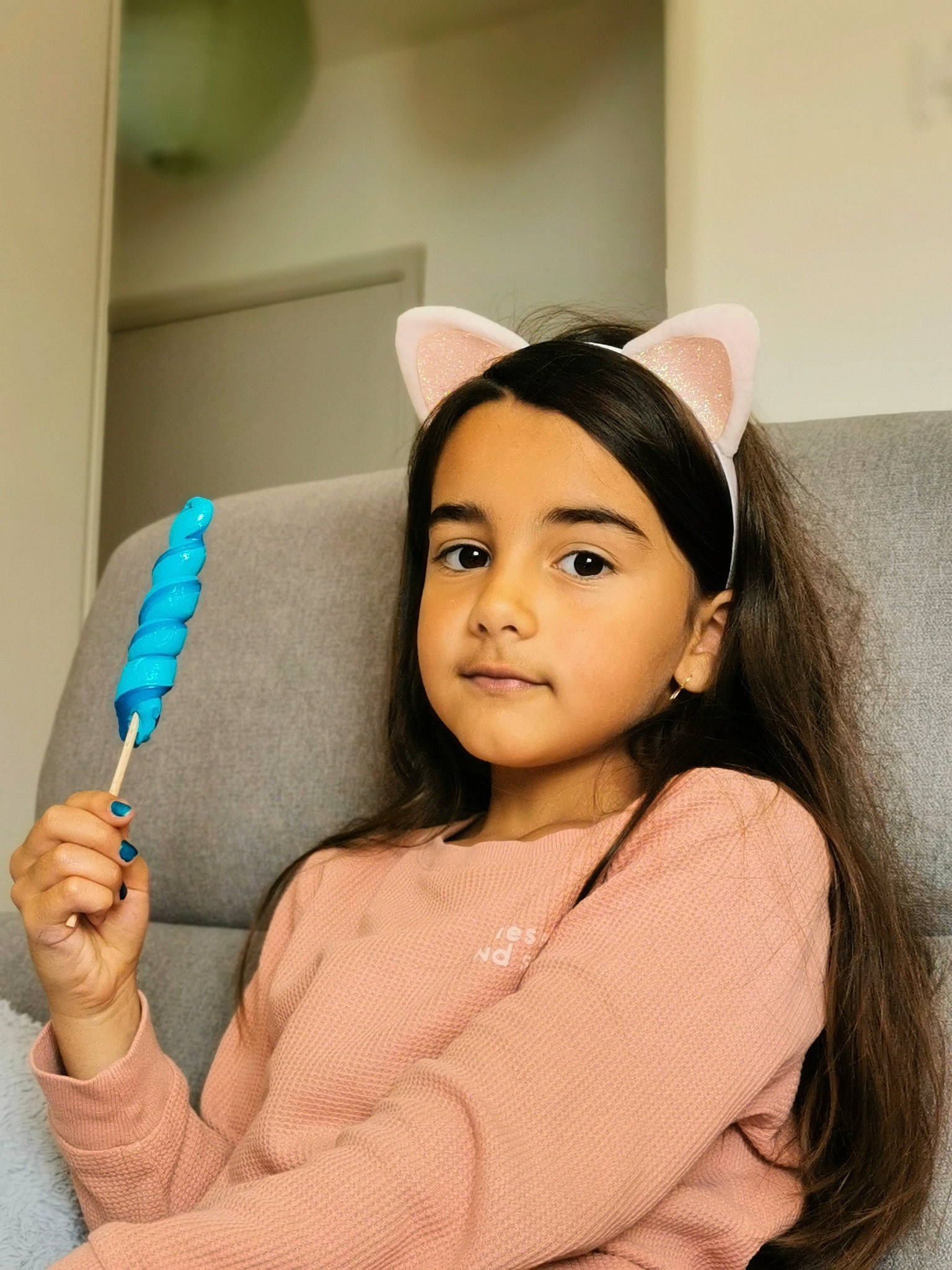 Alba a rejoint le concours — aidez-le/la à gagner de superbes lots ! black_hair, cap, ear, eye, eyebrow, eyelash, finger, flash_photography, gesture, hand, happy, headgear, human_body, jaw, lip, lipstick, neck, person, shoulder, skin