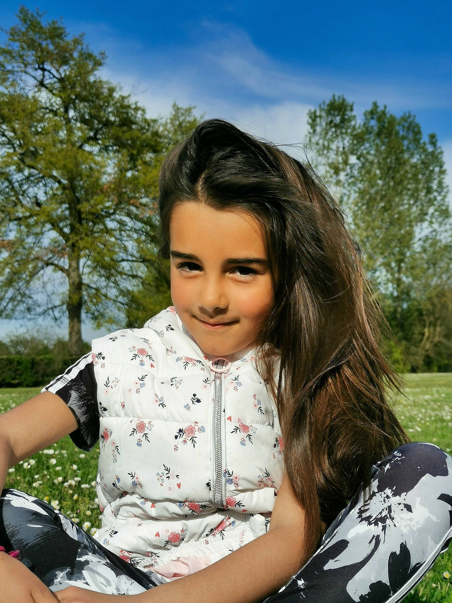 Alba a rejoint le concours — aidez-le/la à gagner de superbes lots ! beauty, botany, cloud, dress, flash_photography, grass, hairstyle, hand, happy, joy, leaf, leisure, lip, long_hair, people_in_nature, person, plant, sky, smile, summer