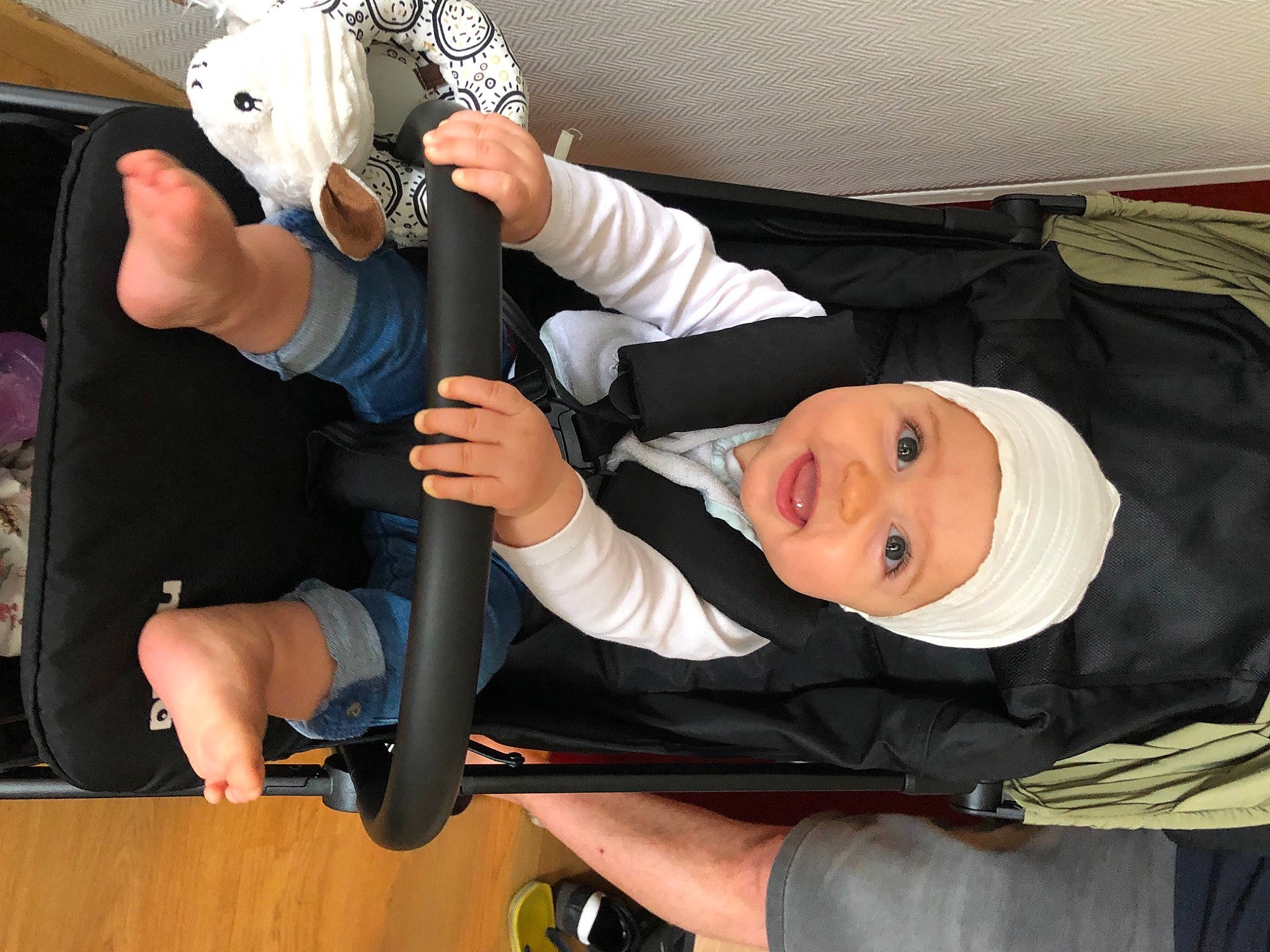 Nour participe au concours pour gagner de l'argent avec cette photo : arm, baby_products, chair, child, costume, elbow, event, finger, fun, gesture, glove, headgear, headwear, person, product, room, smile, t_shirt, thumb, wrist