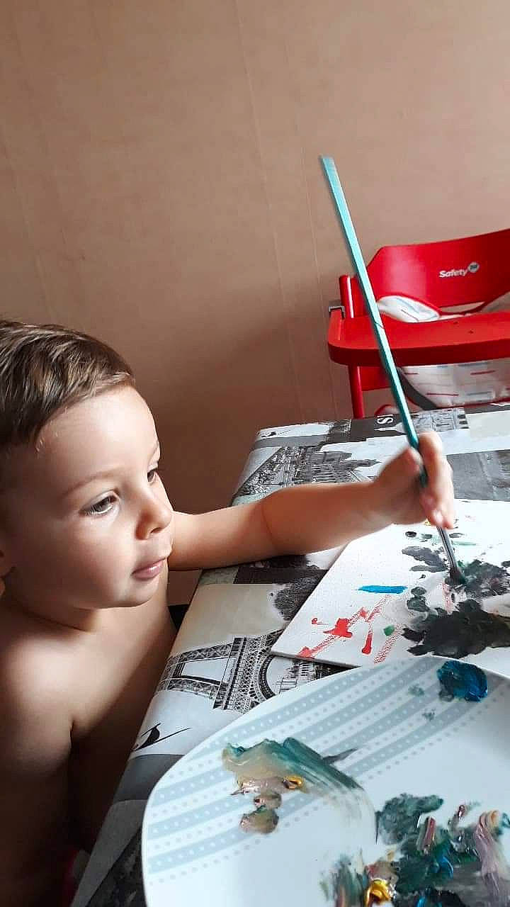 Layvin participe au concours pour gagner de l'argent avec cette photo : child, finger, hand, lip, paint, paper, person, play, toddler, writing, writing_implement, writing_instrument_accessory