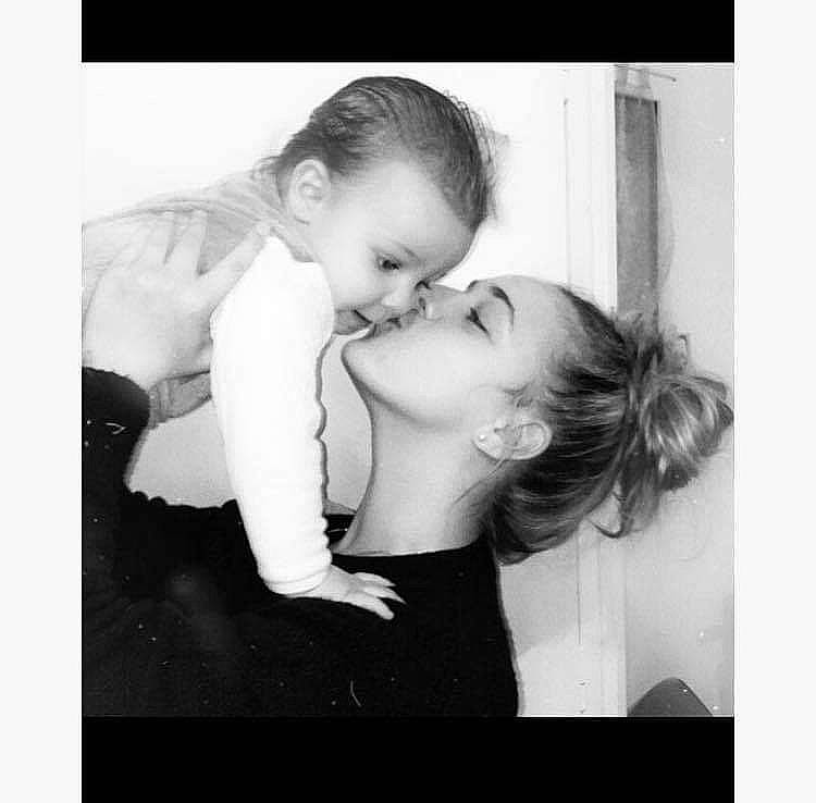 Layvin a rejoint le concours — aidez-le/la à gagner de superbes lots ! black_and_white, child, gesture, happy, hug, interaction, kiss, love, monochrome, monochrome_photography, person, photo_shoot, photograph, photography, portrait, smile, snapshot, stock_photography, style, toddler